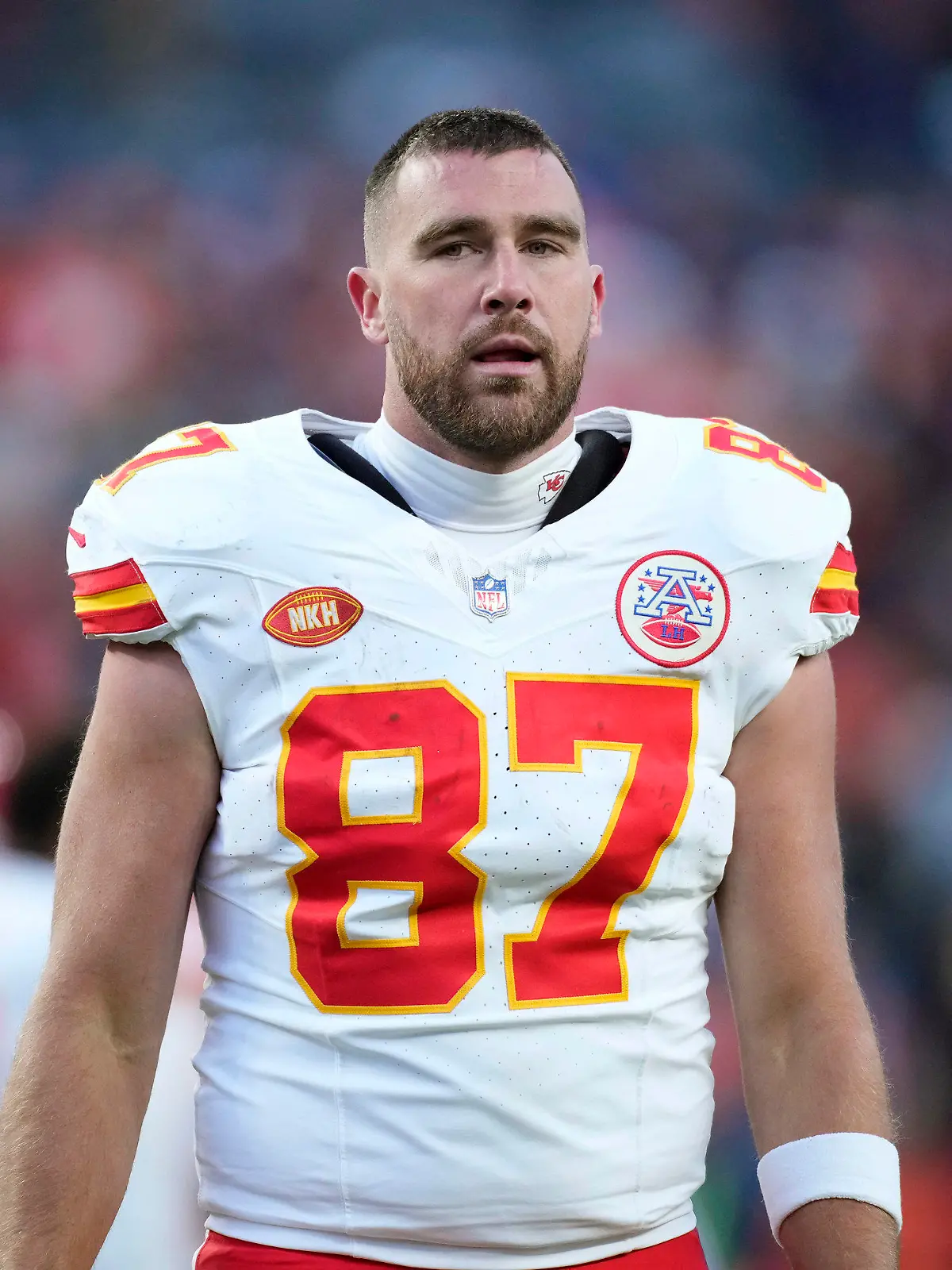 29.10.2023, USA, Denver: American Football: Profiliga NFL, Hauptrunde, Denver Broncos - Kansas City Chiefs. Kansas City Chiefs Tight End Travis Kelce verlässt das Spielfeld. Foto: David Zalubowski/AP +++ dpa-Bildfunk +++