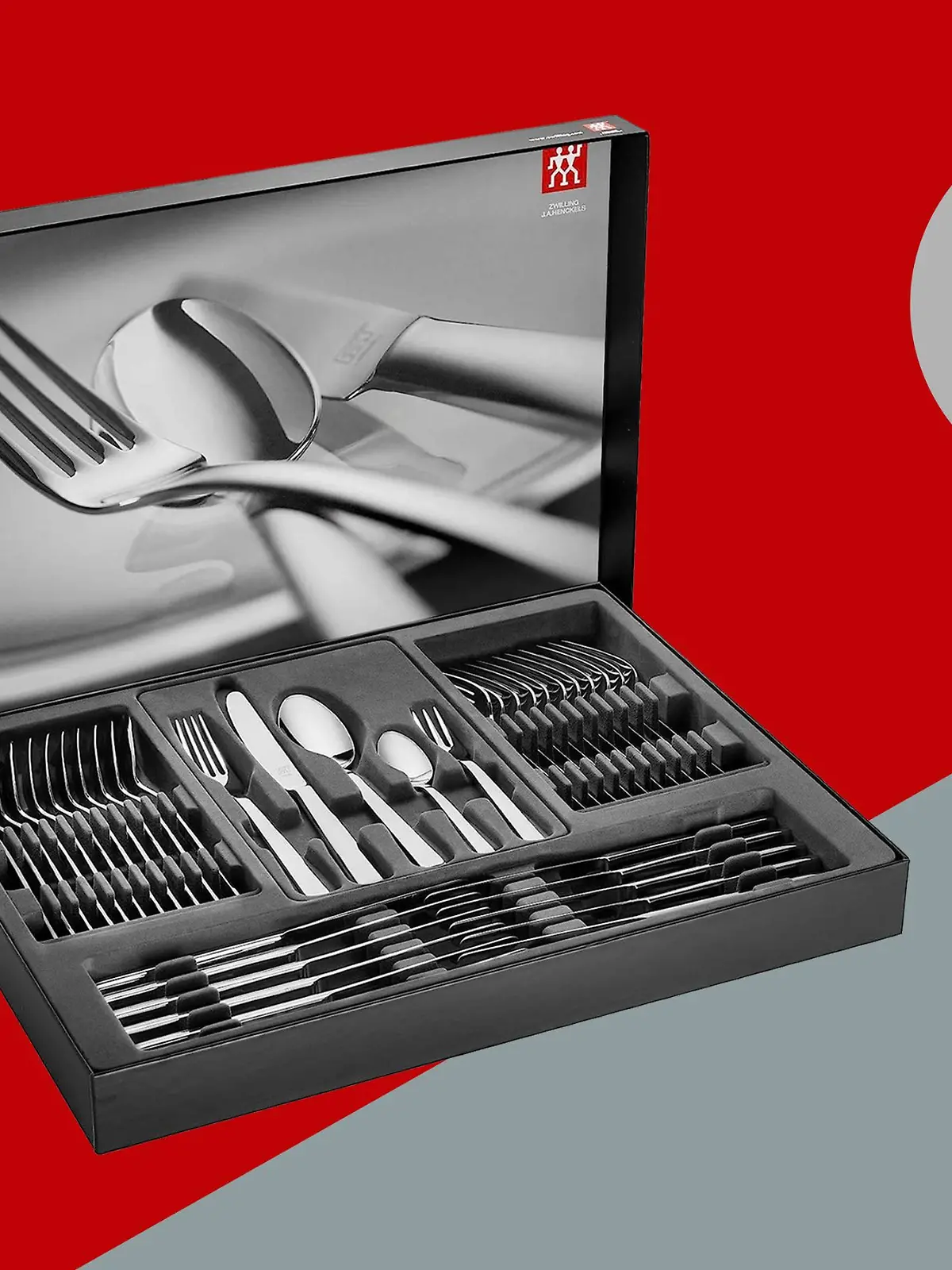 Das 60-teilige Besteckset Roseland von Zwilling auf rot-grauen Hintergrund,