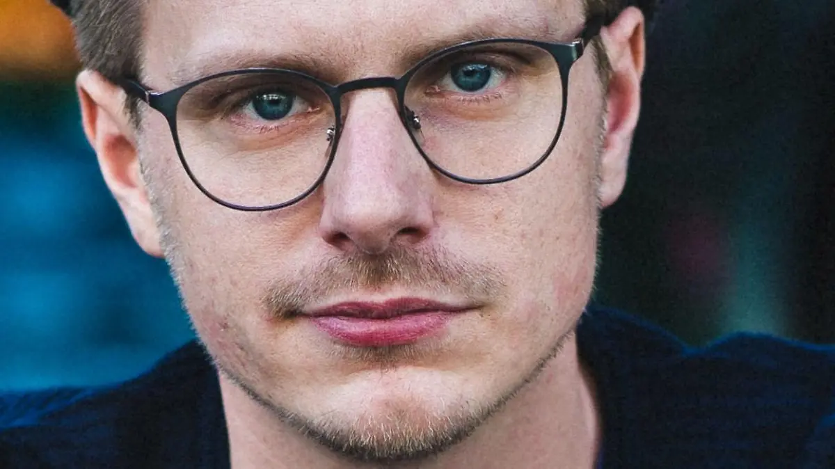 Moritz Neumeier hat ein Buch geschrieben über Urlaub trotz Kindern