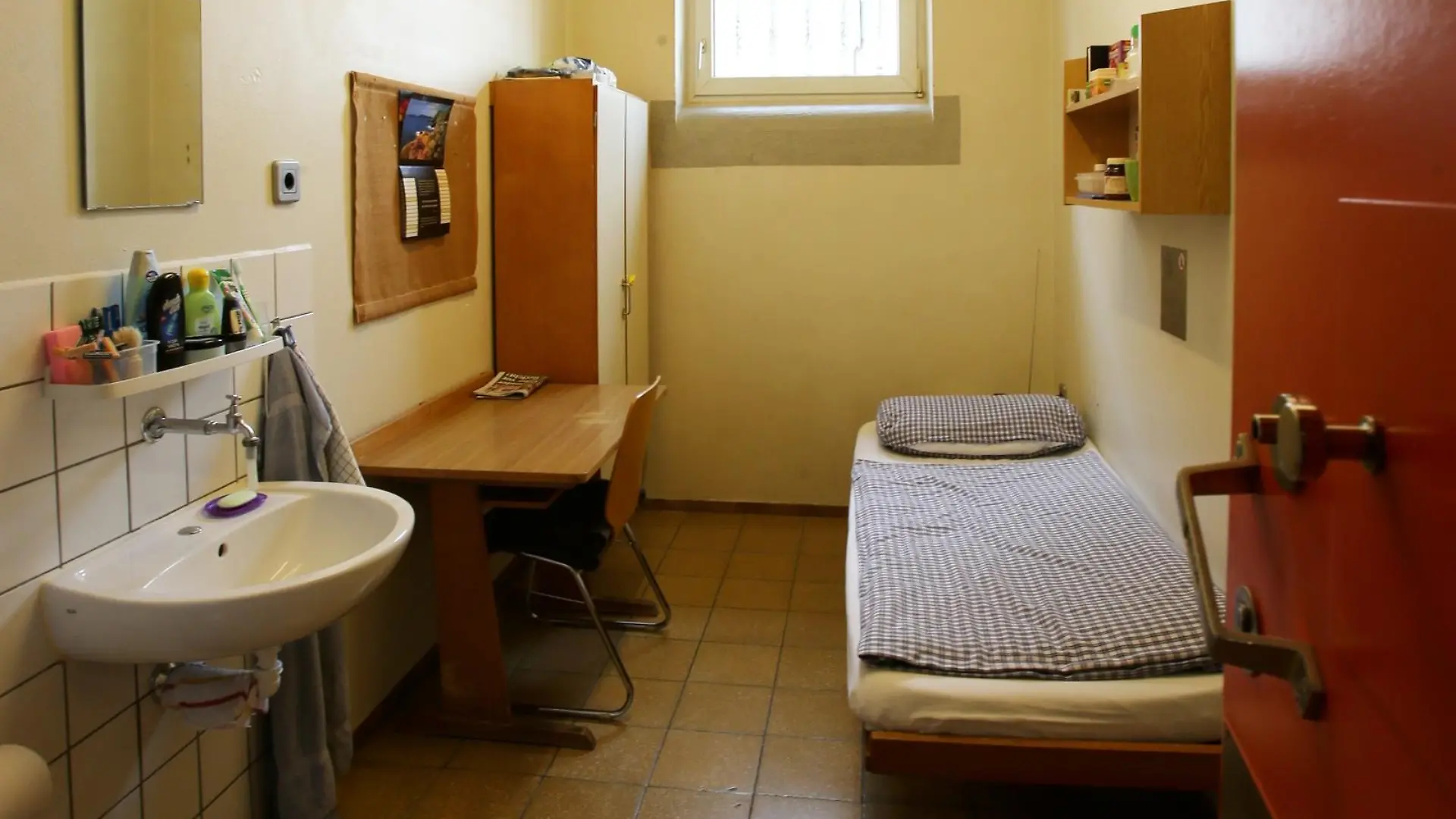 Blick in eine Zelle in der JVA Landsberg (Bayern) am 31.03.2014. In dieser Justizvollzugsanstalt muss der wegen Steuerhinterziehung verurteilte Uli Hoeneß in einigen Wochen seine Haftstrafe antreten. Foto: Stephan Jansen/dpa ++