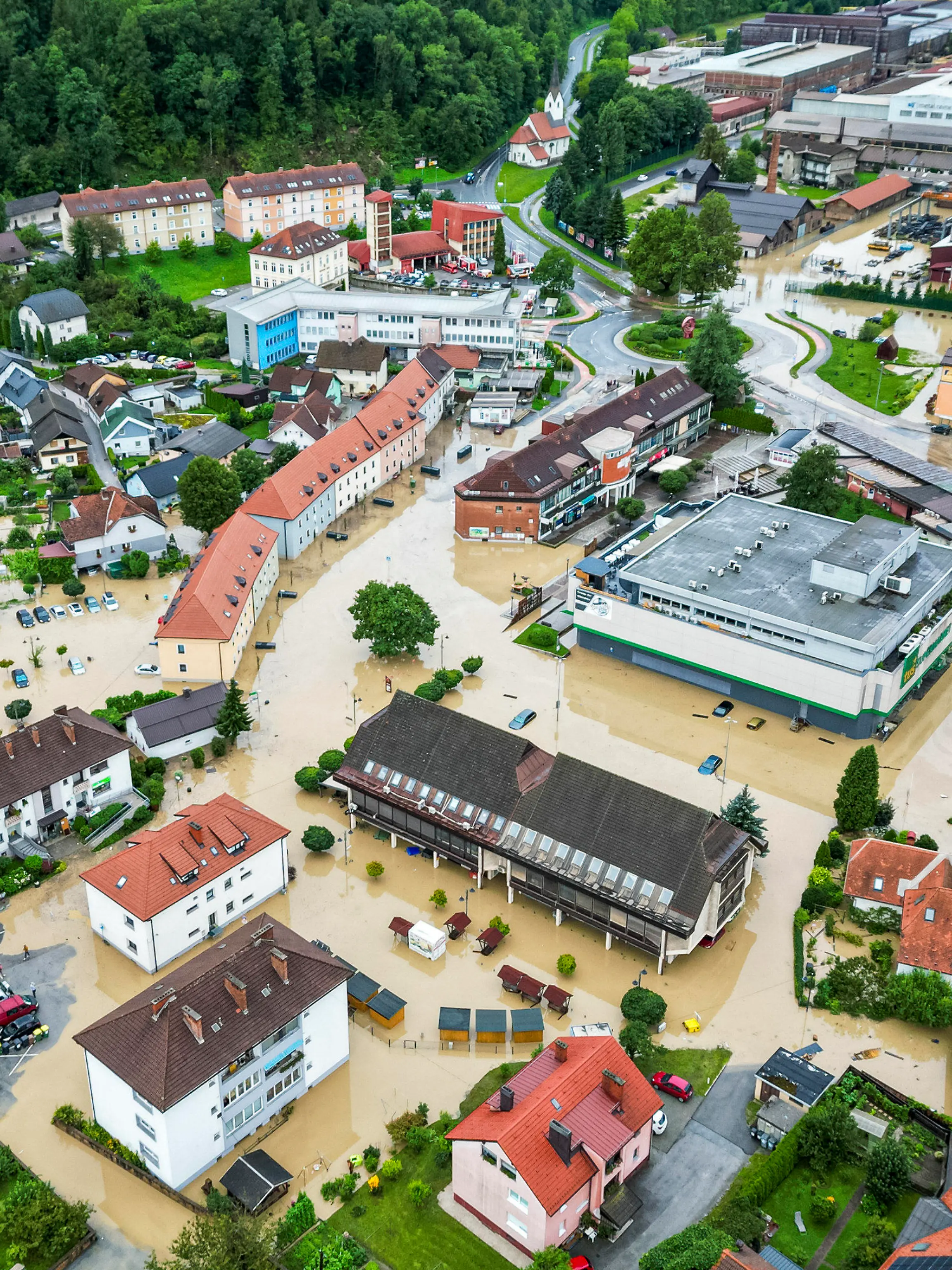 04.08.2023, Slowenien, Ravne na Koroskem: Blick auf ein überschwemmtes Gebiet in Ravne na Koroskem, rund 60 Kilometer nordöstlich von Ljubljana. Starke Regenfälle verursachten in Teilen Sloweniens Sturzfluten und Erdrutsche, die Straßen und Brücken blockierten, Gebäude überfluteten und Evakuierungen erzwangen. Foto: Gregor Ravnjak/AP/dpa +++ dpa-Bildfunk +++