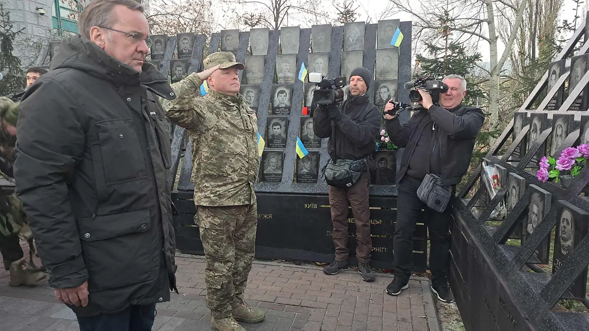 dpatopbilder - 21.11.2023, Ukraine, Kiew: Boris Pistorius (SPD), Bundesminister der Verteidigung, legt am Denkmal für die auf dem Maidan getöteten Demonstranten einen Strauß roter Rosen nieder. Vor dem Hintergrund zunehmender russischer Luftangriffe auf Städte und Energieinfrastruktur in der Ukraine ist Pistorius zu einem unangekündigtem Besuch nach Kiew gereist. Foto: Andreas Stein/dpa +++ dpa-Bildfunk +++