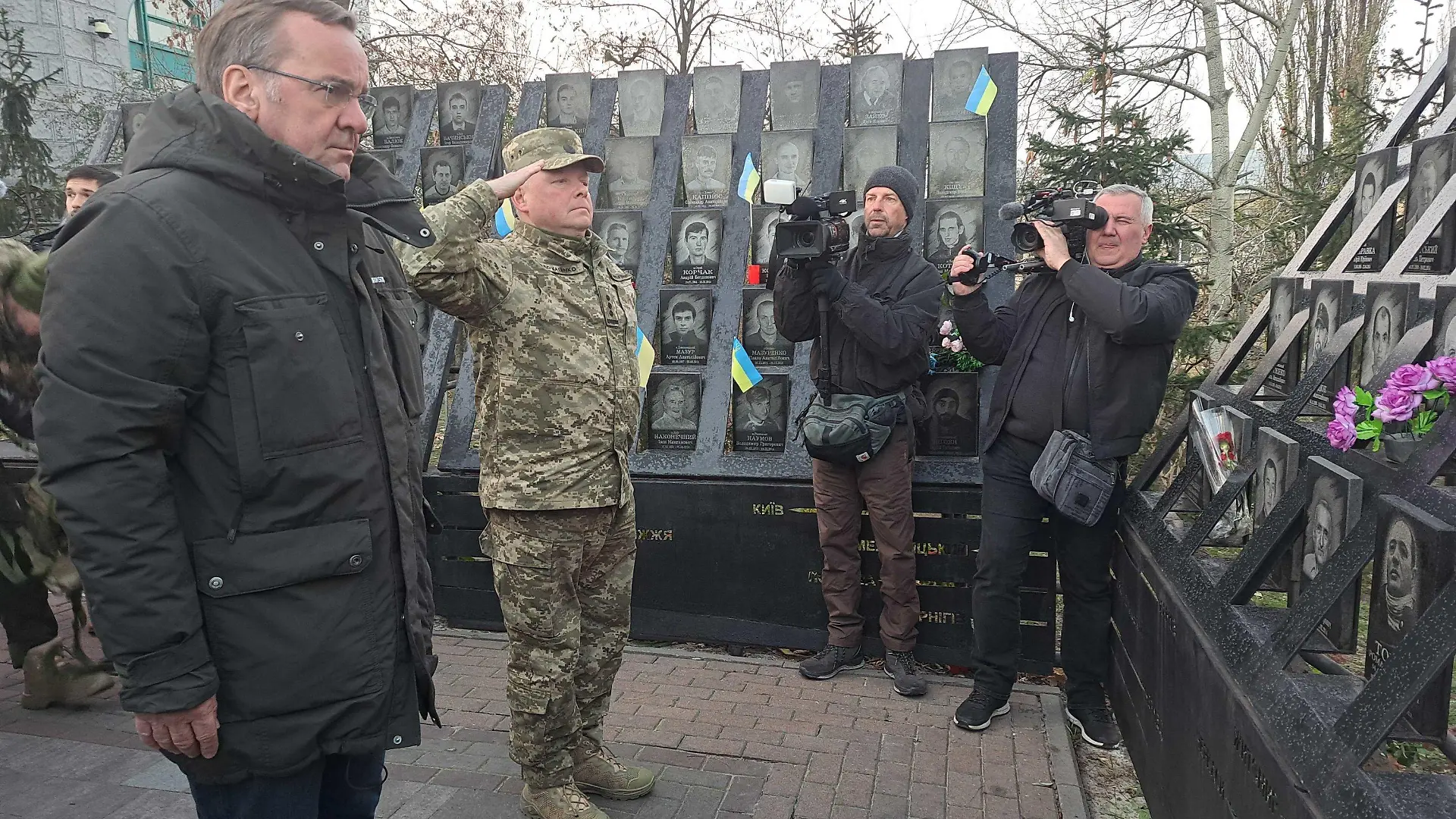 dpatopbilder - 21.11.2023, Ukraine, Kiew: Boris Pistorius (SPD), Bundesminister der Verteidigung, legt am Denkmal für die auf dem Maidan getöteten Demonstranten einen Strauß roter Rosen nieder. Vor dem Hintergrund zunehmender russischer Luftangriffe auf Städte und Energieinfrastruktur in der Ukraine ist Pistorius zu einem unangekündigtem Besuch nach Kiew gereist. Foto: Andreas Stein/dpa +++ dpa-Bildfunk +++