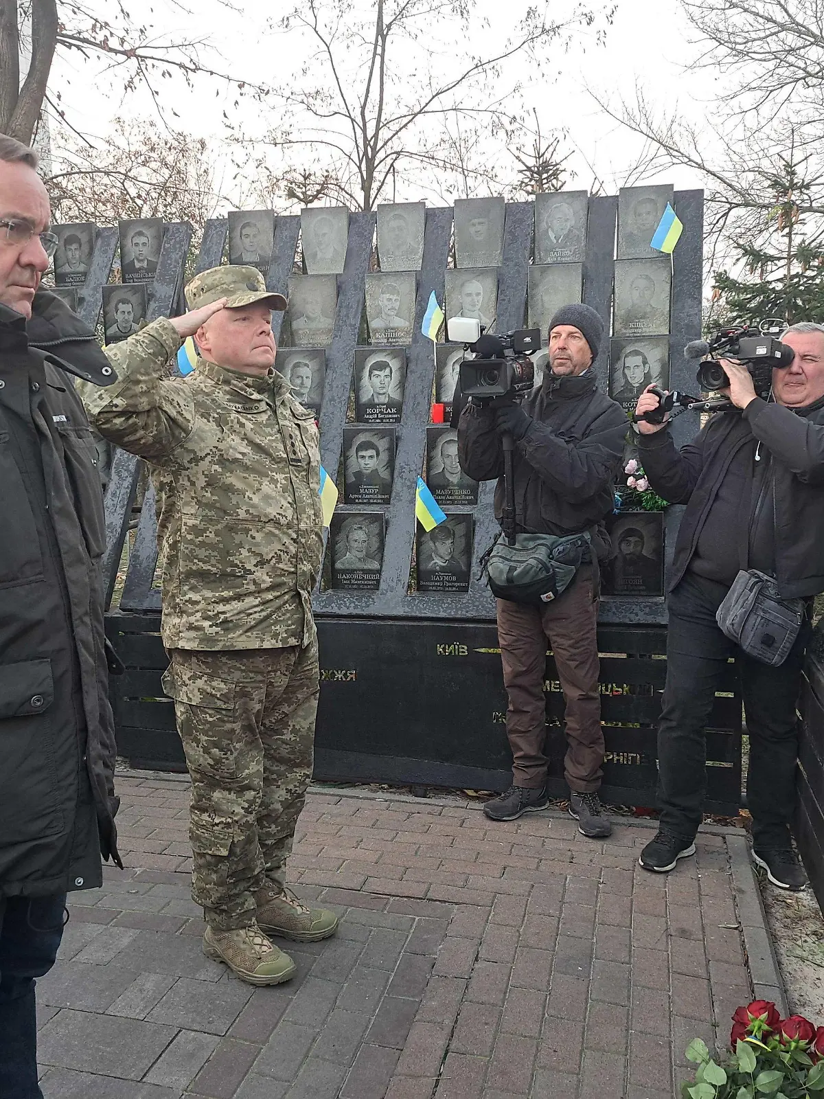dpatopbilder - 21.11.2023, Ukraine, Kiew: Boris Pistorius (SPD), Bundesminister der Verteidigung, legt am Denkmal für die auf dem Maidan getöteten Demonstranten einen Strauß roter Rosen nieder. Vor dem Hintergrund zunehmender russischer Luftangriffe auf Städte und Energieinfrastruktur in der Ukraine ist Pistorius zu einem unangekündigtem Besuch nach Kiew gereist. Foto: Andreas Stein/dpa +++ dpa-Bildfunk +++