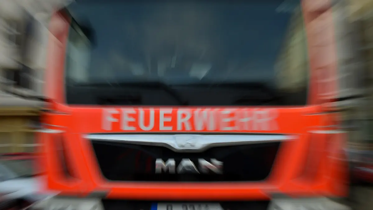 ARCHIV - 14.12.2017, Berlin: Ein Feuerwehrauto steht in Berlin bei einer Informationsveranstaltung des Bundesamtes für Bevölkerungsschutz und Katastrophenhilfe zur Treibstoffversorgung und das Verhalten bei einem Stromausfall. (zu dpa «Lieferprobleme bei neuen Feuerwehrautos in Berlin und Brandenburg») Foto: Britta Pedersen/dpa +++ dpa-Bildfunk +++