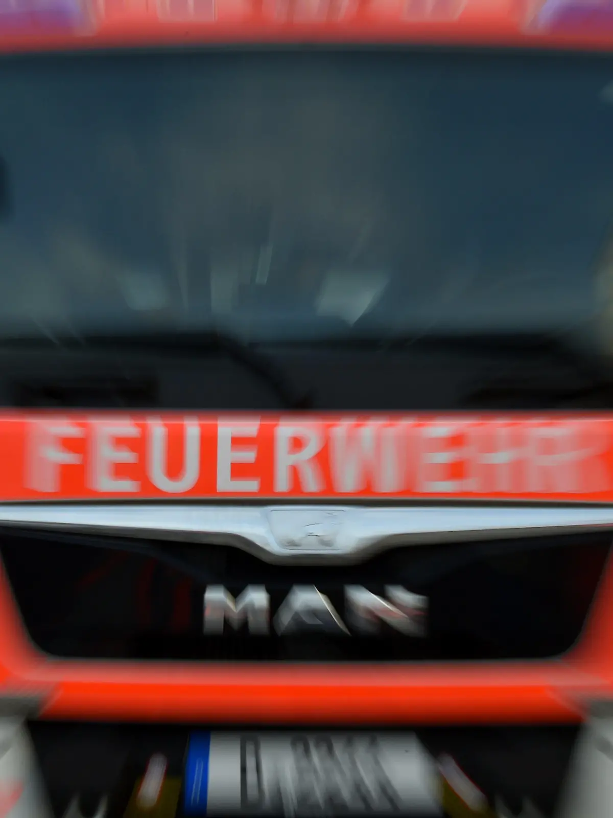 ARCHIV - 14.12.2017, Berlin: Ein Feuerwehrauto steht in Berlin bei einer Informationsveranstaltung des Bundesamtes für Bevölkerungsschutz und Katastrophenhilfe zur Treibstoffversorgung und das Verhalten bei einem Stromausfall. (zu dpa «Lieferprobleme bei neuen Feuerwehrautos in Berlin und Brandenburg») Foto: Britta Pedersen/dpa +++ dpa-Bildfunk +++