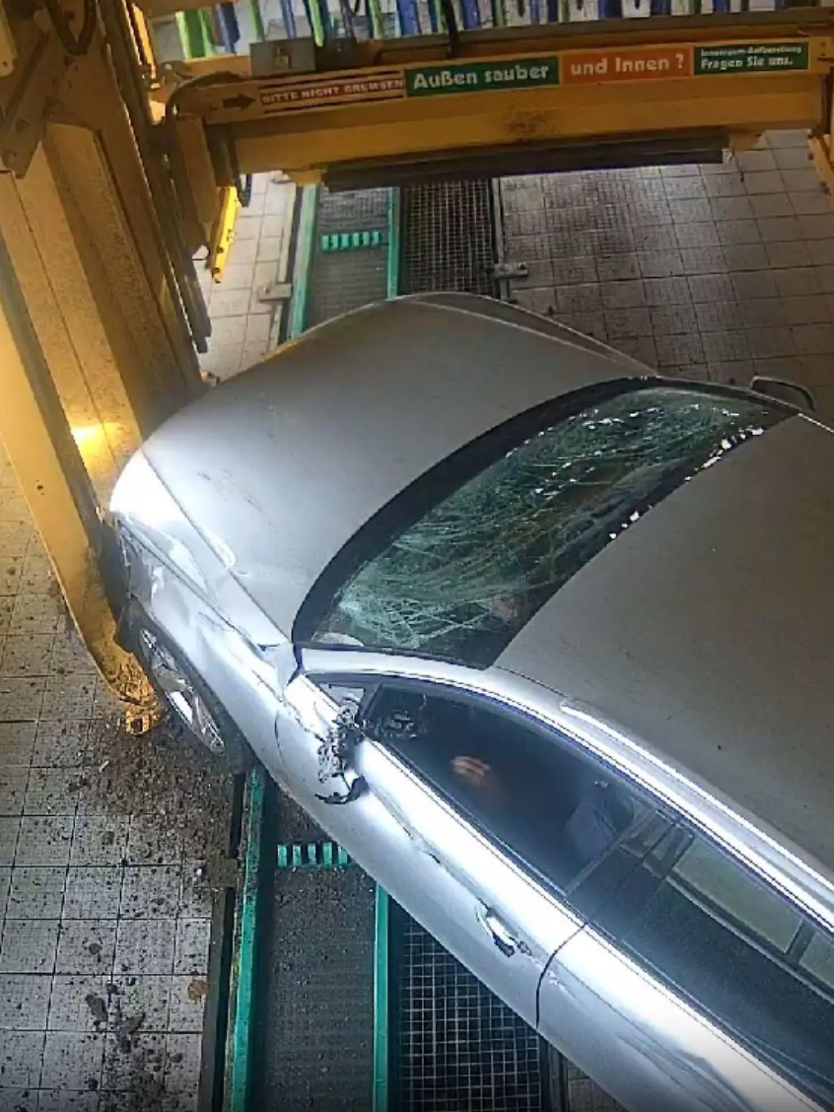 In Sangerhausen hat ein Autofahrer die Waschanlage gecrasht.