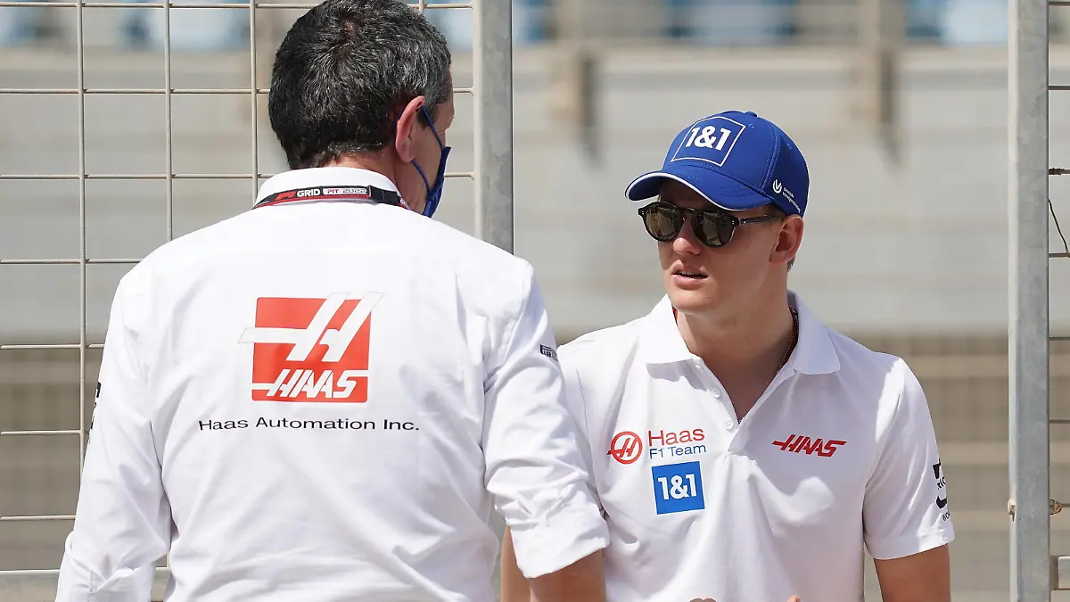 Formel 1 Testfahrten in Bahrain 2022 / 10.03.2022, Bahrain International Circuit, Sakhir, Formel 1 Testfahrten in Bahrain 2022 , im Bild Teamchef Günther Steiner Haas F1 Team, Mick Schumacher DEU, Uralkali Haas F1 Team *** Formula 1 Test Drives in Bahrain 2022 10 03 2022, Bahrain International Circuit, Sakhir, Formula 1 Test Drives in Bahrain 2022 , in picture Team Principal Günther Steiner Haas F1 Team , Mick Schumacher DEU , Uralkali Haas F1 Team nordphotoxGmbHx/xBratic nph00250