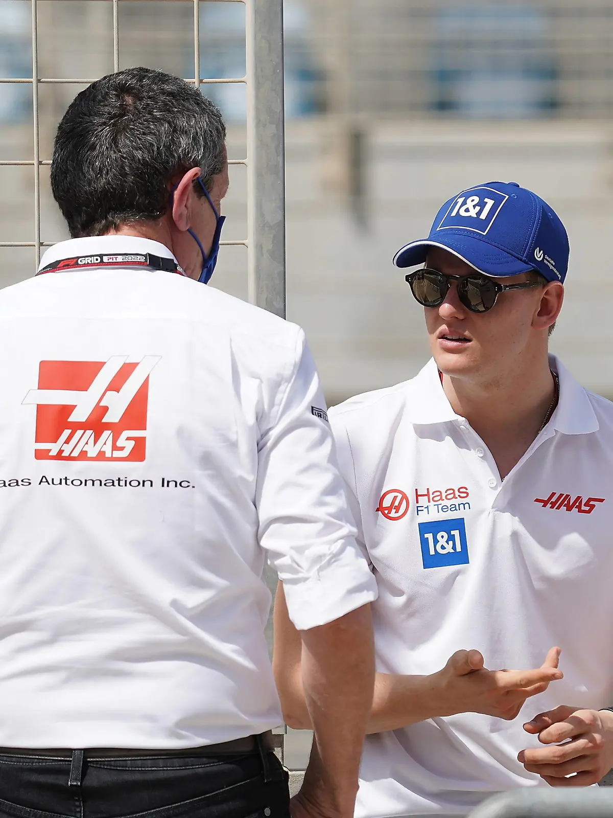 Formel 1 Testfahrten in Bahrain 2022 / 10.03.2022, Bahrain International Circuit, Sakhir, Formel 1 Testfahrten in Bahrain 2022 , im Bild Teamchef Günther Steiner Haas F1 Team, Mick Schumacher DEU, Uralkali Haas F1 Team *** Formula 1 Test Drives in Bahrain 2022 10 03 2022, Bahrain International Circuit, Sakhir, Formula 1 Test Drives in Bahrain 2022 , in picture Team Principal Günther Steiner Haas F1 Team , Mick Schumacher DEU , Uralkali Haas F1 Team nordphotoxGmbHx/xBratic nph00250 