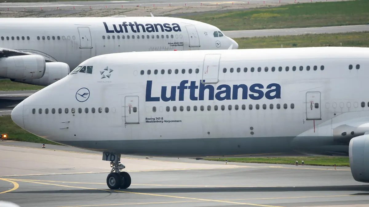 10.05.2022, Hessen, Frankfurt/Main: Zwei Flugzeuge der Lufthansa rollen am Flughafen Frankfurt an die Startbahn. Währenddessen findet die Hauptversammlung der Fluggesellschaft Lufthansa statt. (zu dpa "Lufthansa-Chef: Volle Kapazität möglicherweise schon vor 2025") Foto: Sebastian Gollnow/dpa +++ dpa-Bildfunk +++