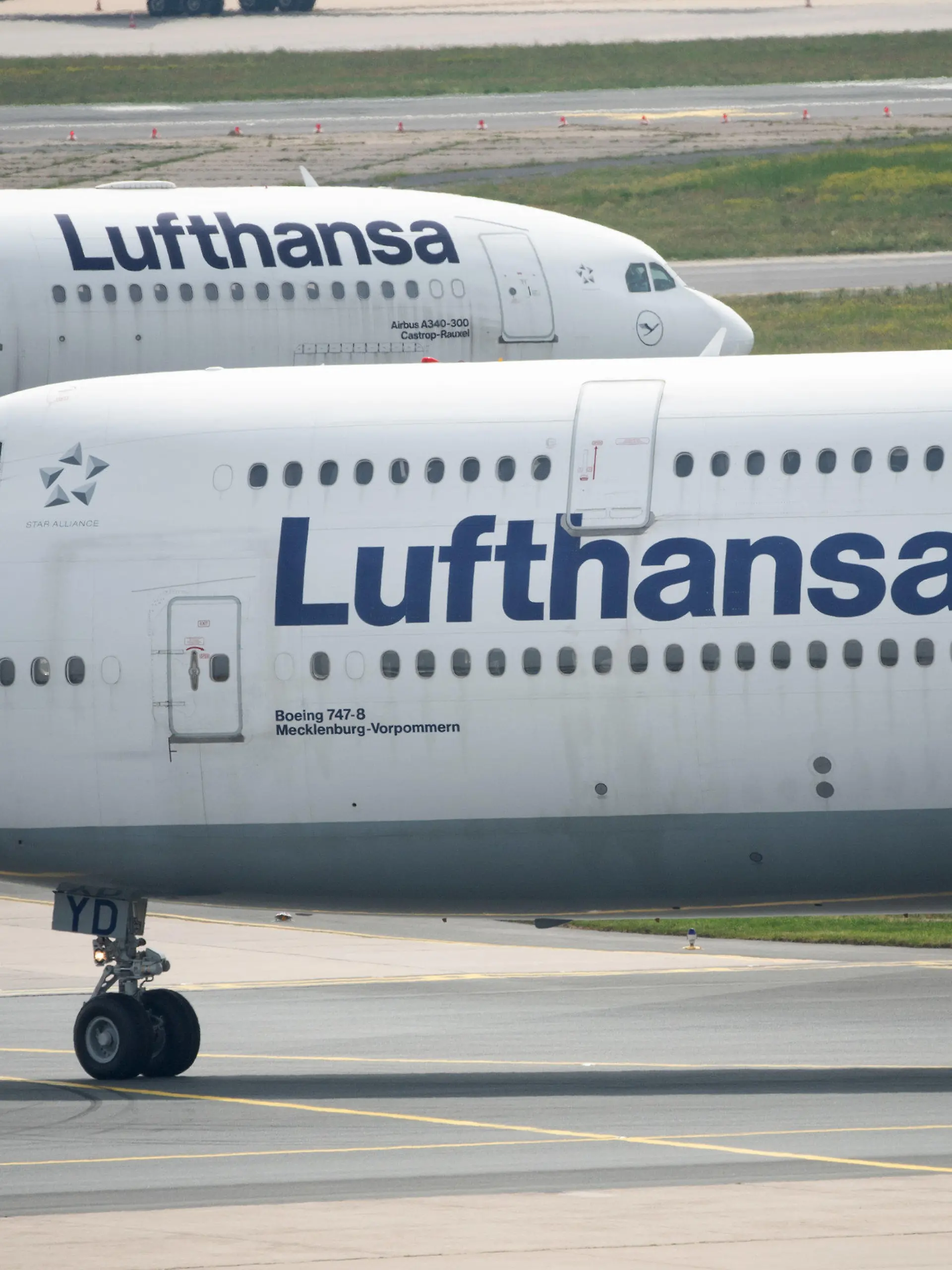 10.05.2022, Hessen, Frankfurt/Main: Zwei Flugzeuge der Lufthansa rollen am Flughafen Frankfurt an die Startbahn. Währenddessen findet die Hauptversammlung der Fluggesellschaft Lufthansa statt. (zu dpa "Lufthansa-Chef: Volle Kapazität möglicherweise schon vor 2025") Foto: Sebastian Gollnow/dpa +++ dpa-Bildfunk +++