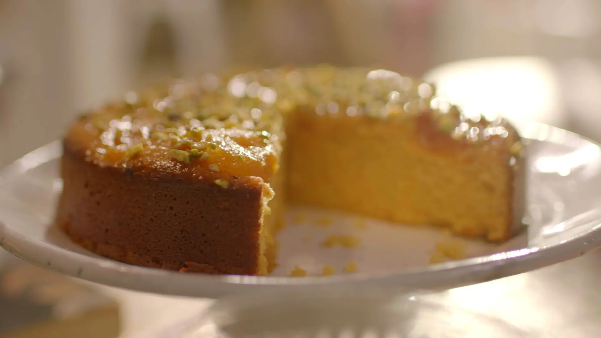 Aprikosen-Mandel-Kuchen mit Rosenwasser und Kardamom