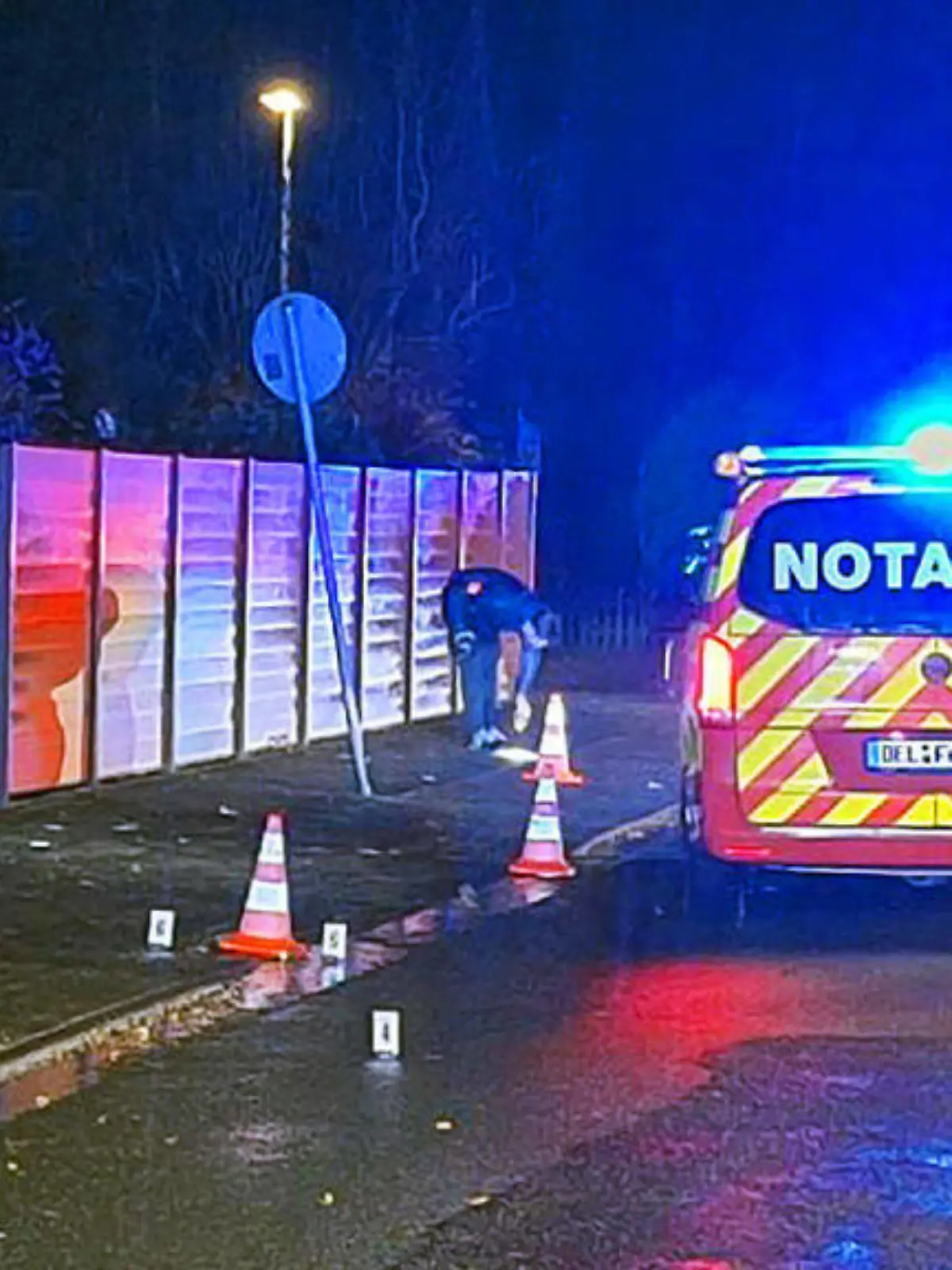 Am Sonntag (19. November) wird ein Mann überfahren. Er stirbt noch an der Unfallstelle. Der Fahrer flieht und wird von der Polizei gefahndet.