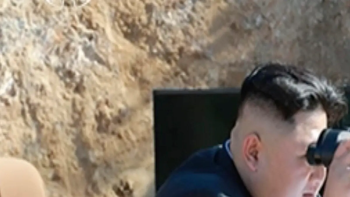 Das Standbild eines Videos, welches vom nordkoreanischen Fernsehsender KRT am 04.07.2017 zur Verfügung gestellt wurde, zeigt den nordkoreanischen Machthaber Kim Jong Un, der einen angeblichen Test einer Interkontinentalrakete mit hoher Reichweite vom Typ Hwasong-14 sich anschaut. Unabhängige Journalisten hatten keinen Zugang zu dem angeblichen Test. Nordkorea hat nach eigenen Angaben erstmals erfolgreich eine Interkontinentalrakete (ICBM) getestet. Die Rakete des Typs Hwasong-14 habe nach dem Start eine Höhe von 2802 Kilometern erreicht und sei 933 Kilometer weit geflogen. Foto: Uncredited/KRT/AP/dpa +++(c) dpa - Bildfunk+++