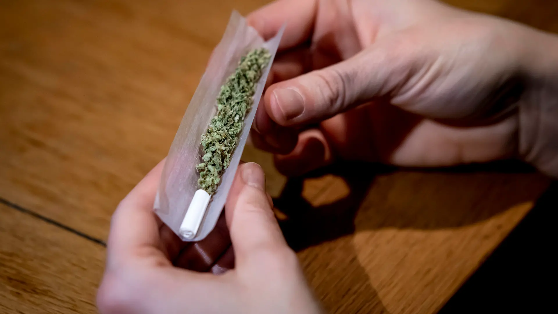 ARCHIV - 27.11.2021, Berlin: ILLUSTRATION - Eine Person dreht sich einen Joint. Das Bundeskabinett befasst sich am 26.10.2022 mit der geplanten Cannabis-Legalisierung in Deutschland. Foto: Fabian Sommer/dpa +++ dpa-Bildfunk +++