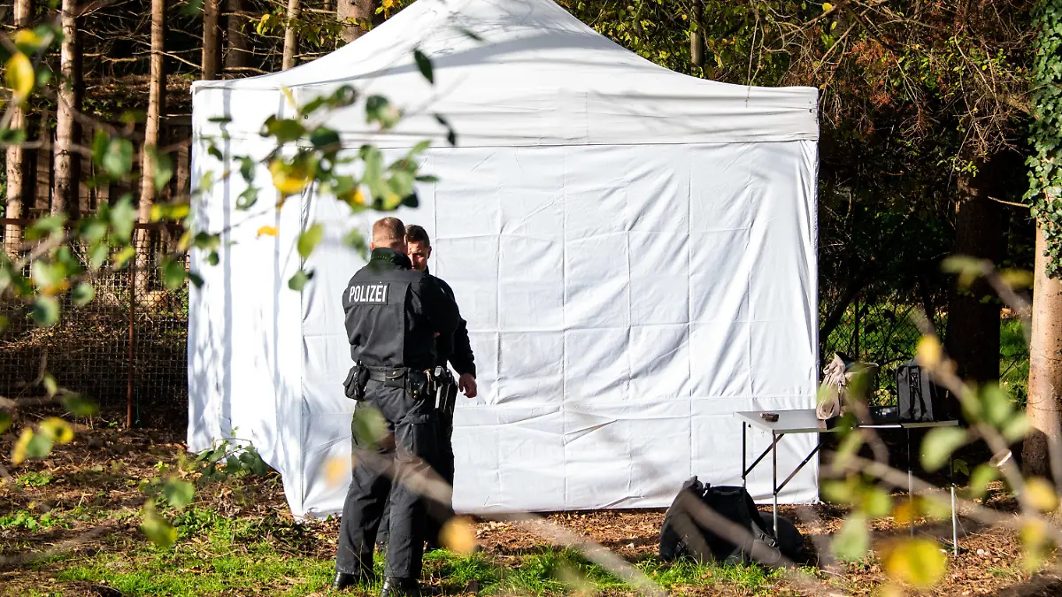 28.10.2022, Hamburg: Polizeibeamte stehen vor einem Zelt im Altonaer Volkspark, wo auf dem Gelände eines Kleingartens nach Spuren zu dem seit 1999 vermissten Mädchen Hilal gesucht wird. Das damals zehnjährige türkische Mädchen wird seit dem 27. Januar 1999 vermisst. Foto: Daniel Bockwoldt/dpa - ACHTUNG: Die Personen wurden auf Wunsch der Polizei gepixelt +++ dpa-Bildfunk +++