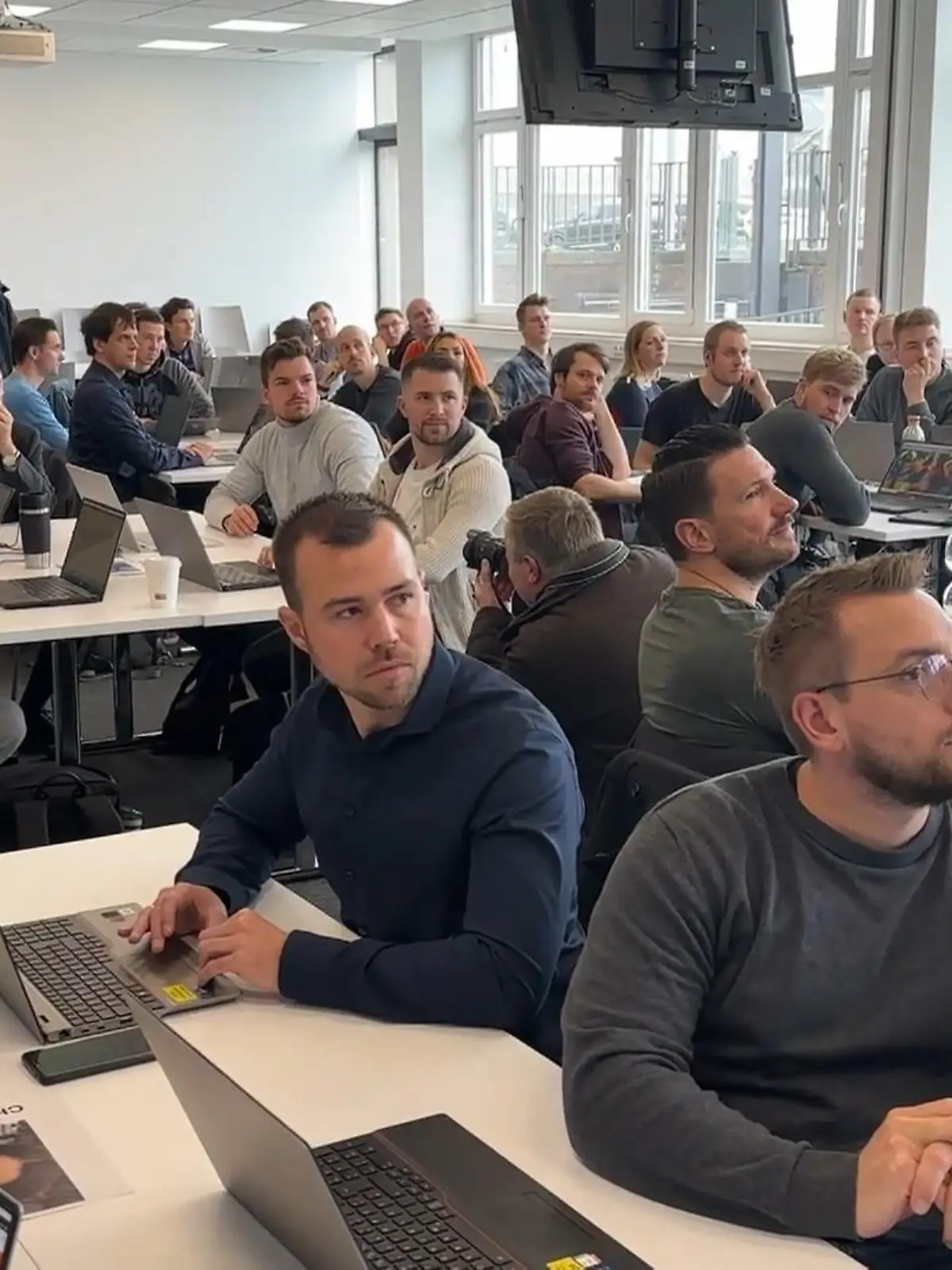 Bild zu: "Reul bei angehenden Cyber-Polizisten"