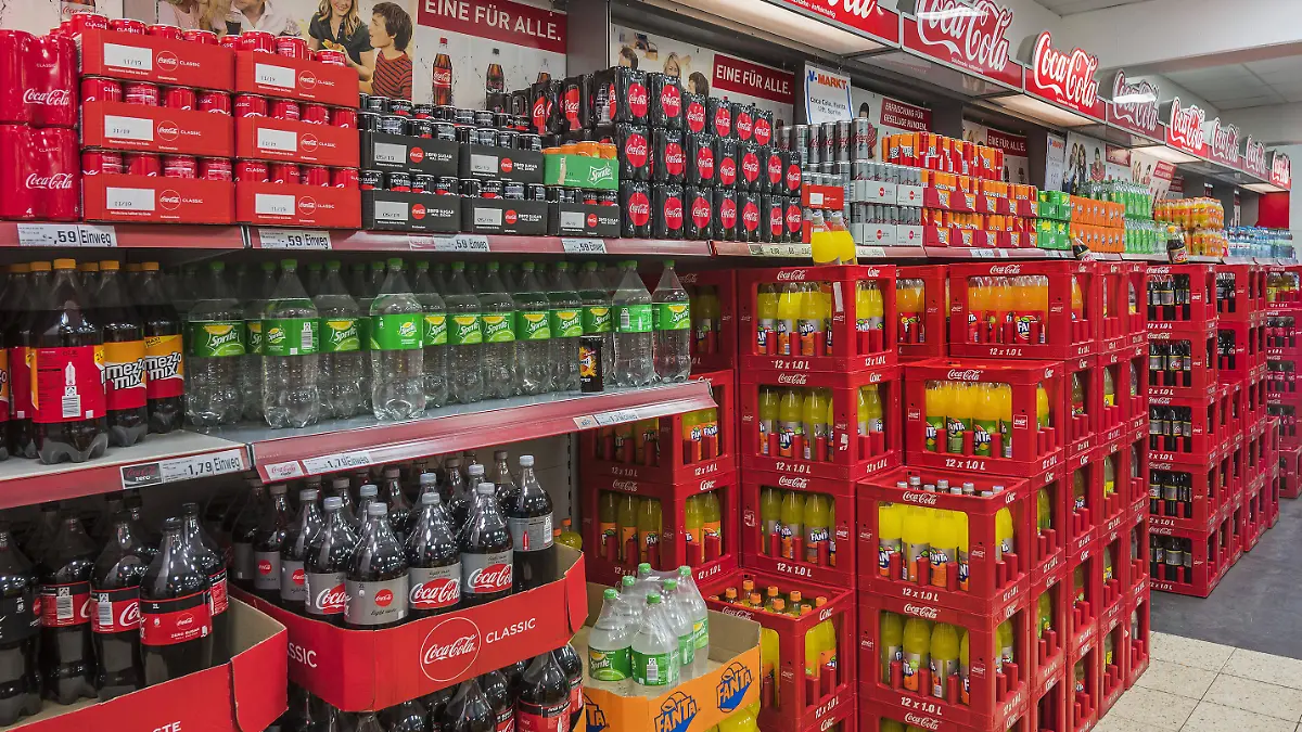 Verschiedene Softdrinks im Regal im Supermarkt, München, Oberbayern, Bayern, Deutschland, Europa *** Various soft drinks on the shelf in the supermarket Munich Upper Bavaria Bavaria Germany Europe Copyright: imageBROKER/ManfredxBail iblabc04830971.jpg Bitte beachten Sie die gesetzlichen Bestimmungen des deutschen Urheberrechtes hinsichtlich der Namensnennung des Fotografen im direkten Umfeld der Veröffentlichung!
