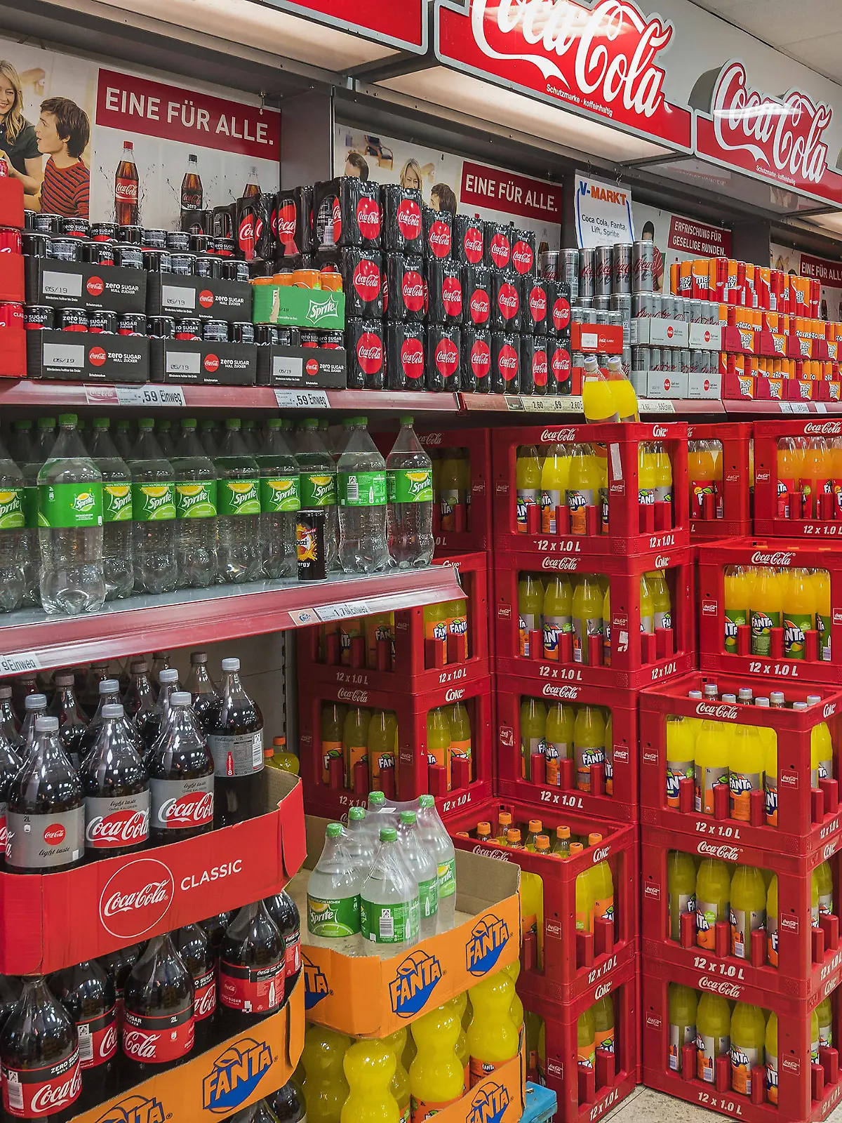 Verschiedene Softdrinks im Regal im Supermarkt, München, Oberbayern, Bayern, Deutschland, Europa *** Various soft drinks on the shelf in the supermarket Munich Upper Bavaria Bavaria Germany Europe Copyright: imageBROKER/ManfredxBail iblabc04830971.jpg Bitte beachten Sie die gesetzlichen Bestimmungen des deutschen Urheberrechtes hinsichtlich der Namensnennung des Fotografen im direkten Umfeld der Veröffentlichung!