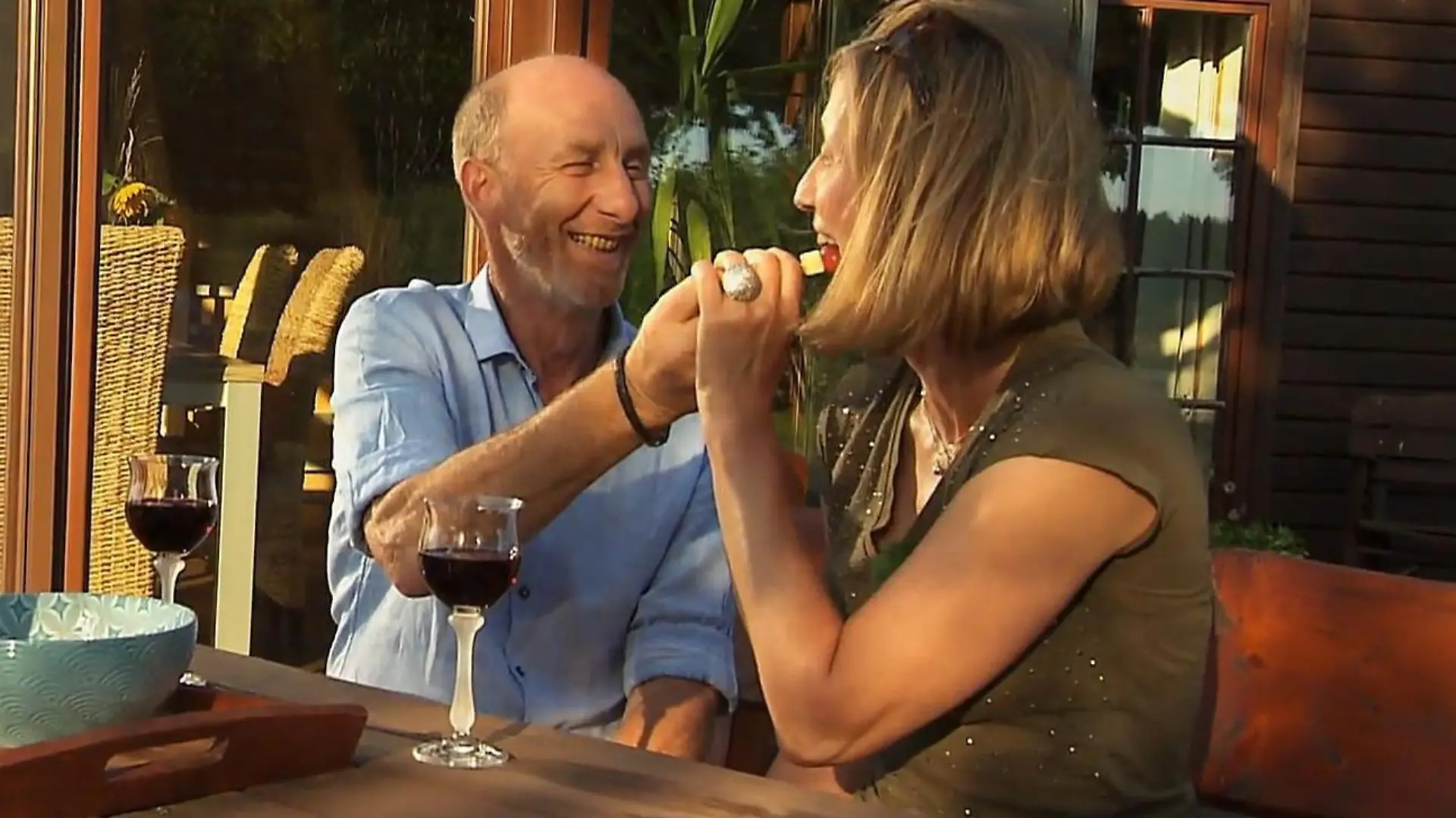 Oh là là! Bei abendlichen Käse-Häppchen und Rotwein kommen Elke und Hans erst richtig in Flirt-Stimmung!