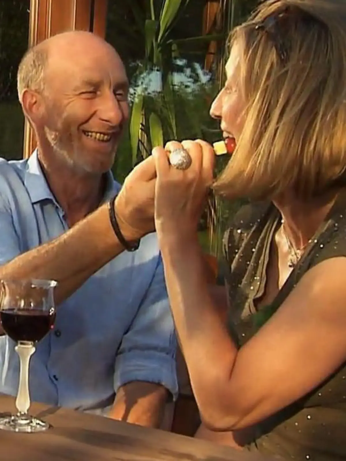 Oh là là! Bei abendlichen Käse-Häppchen und Rotwein kommen Elke und Hans erst richtig in Flirt-Stimmung!