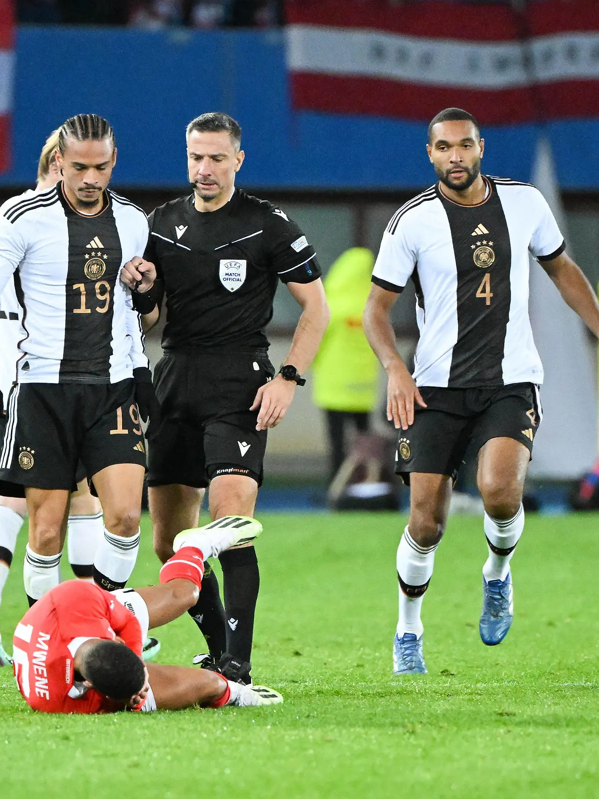 Fussball, Herren, Saison 2023/2024, Länderspiel in Wien, Österreich - Deutschland, v. l. Leory Sane Deutschland und Phillipp Mwene Österreich im Disput / Rangelei, 21.11. 2023, *** Football, men, season 2023 2024, international match in Vienna, Austria Germany, v l Leory Sane Germany and Phillipp Mwene Austria in dispute, 21 11 2023, Copyright: xMatthiasxKochx