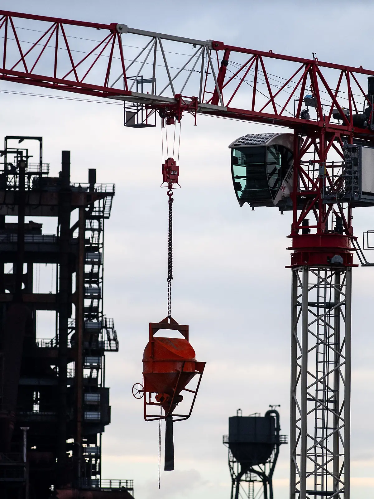 ARCHIV - 26.10.2020, Nordrhein-Westfalen, Dortmund: Ein Baukran steht auf dem Gelände des ehemaligen Hüttenwerks Phoenix West. Belastet von Energiekrise und stark gestiegener Inflation steht die Deutsche Wirtschaft nach Einschätzung von Volkswirten an der Schwelle zur Rezession. (zu dpa «Bundesamt gibt Daten bekannt - Wirtschaft im Rückwärtsgang?») Foto: Bernd Thissen/dpa +++ dpa-Bildfunk +++