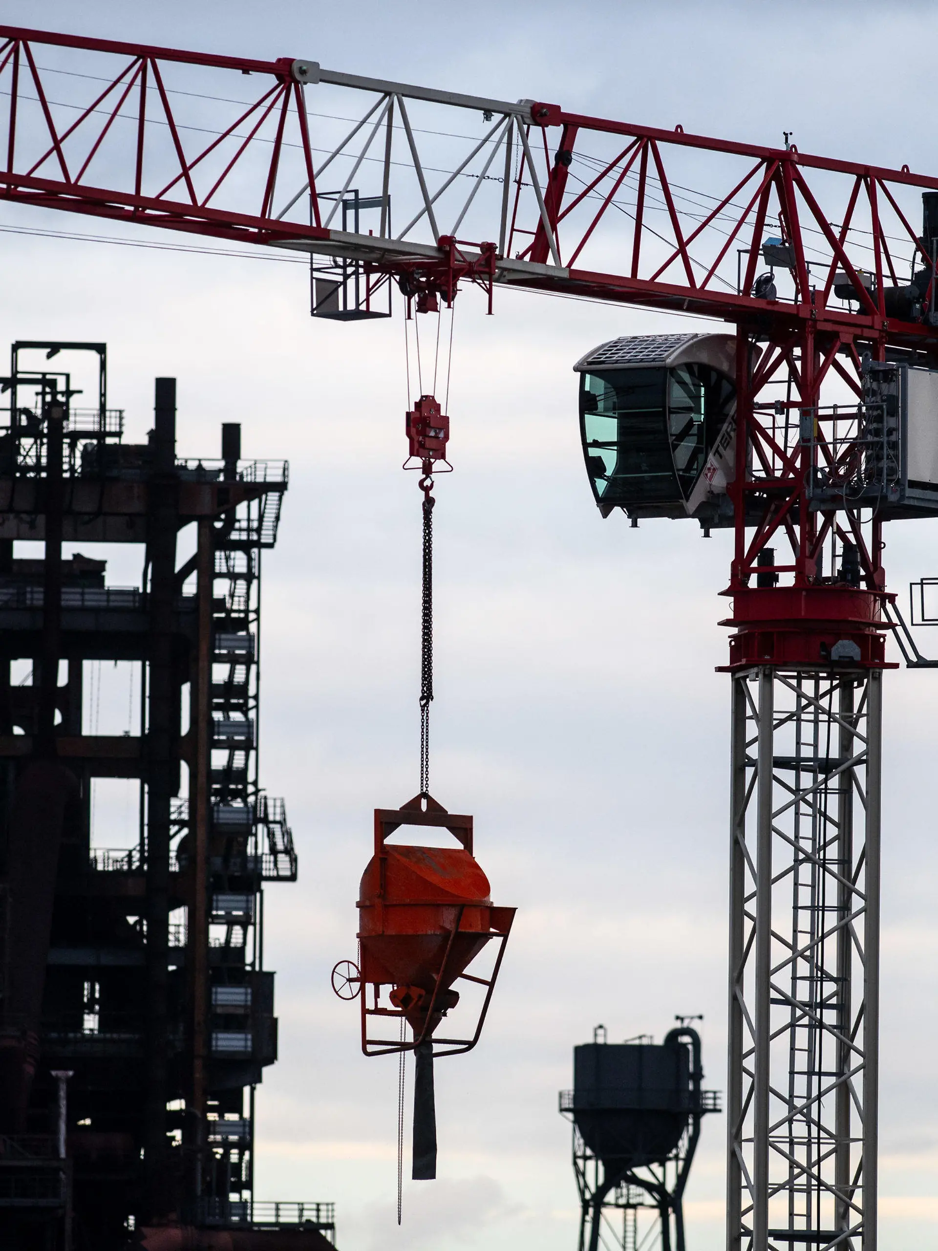 ARCHIV - 26.10.2020, Nordrhein-Westfalen, Dortmund: Ein Baukran steht auf dem Gelände des ehemaligen Hüttenwerks Phoenix West. Belastet von Energiekrise und stark gestiegener Inflation steht die Deutsche Wirtschaft nach Einschätzung von Volkswirten an der Schwelle zur Rezession. (zu dpa «Bundesamt gibt Daten bekannt - Wirtschaft im Rückwärtsgang?») Foto: Bernd Thissen/dpa +++ dpa-Bildfunk +++
