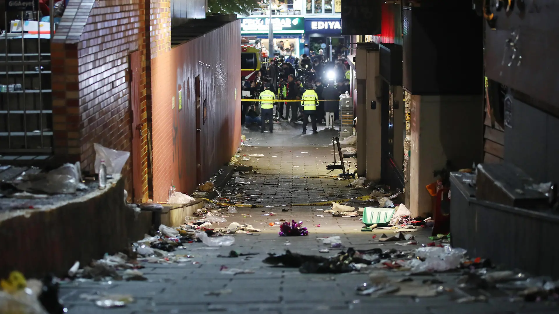 Südkorea, zahlreiche Tote nach Massenpanik in Seoul 221030 -- SEOUL, Oct. 30, 2022 -- This photo taken on Oct. 30, 2022 shows the site of a stampede accident in Itaewon, a district of Seoul, South Korea. At least 146 people were killed and 150 others injured in a stampede accident that occurred Saturday night at Itaewon, a district of the South Korean capital Seoul, during Halloween gatherings, local authorities said early Sunday morning. via Xinhua SOUTH KOREA-SEOUL-HALLOWEEN GATHERINGS-STAMPEDE NEWSIS PUBLICATIONxNOTxINxCHN