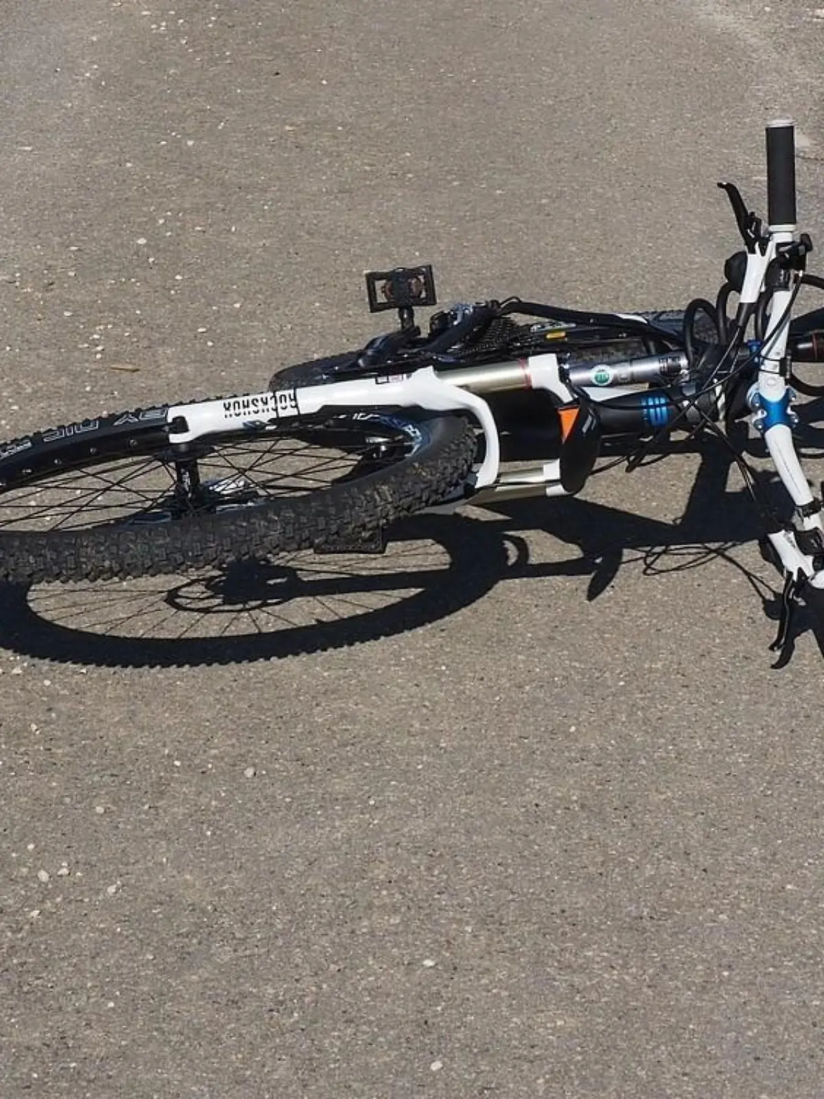 Ein bislang unbekannter Täter schubst einen Jungen von seinem Fahrrad und klaut sein Protemonnaie.