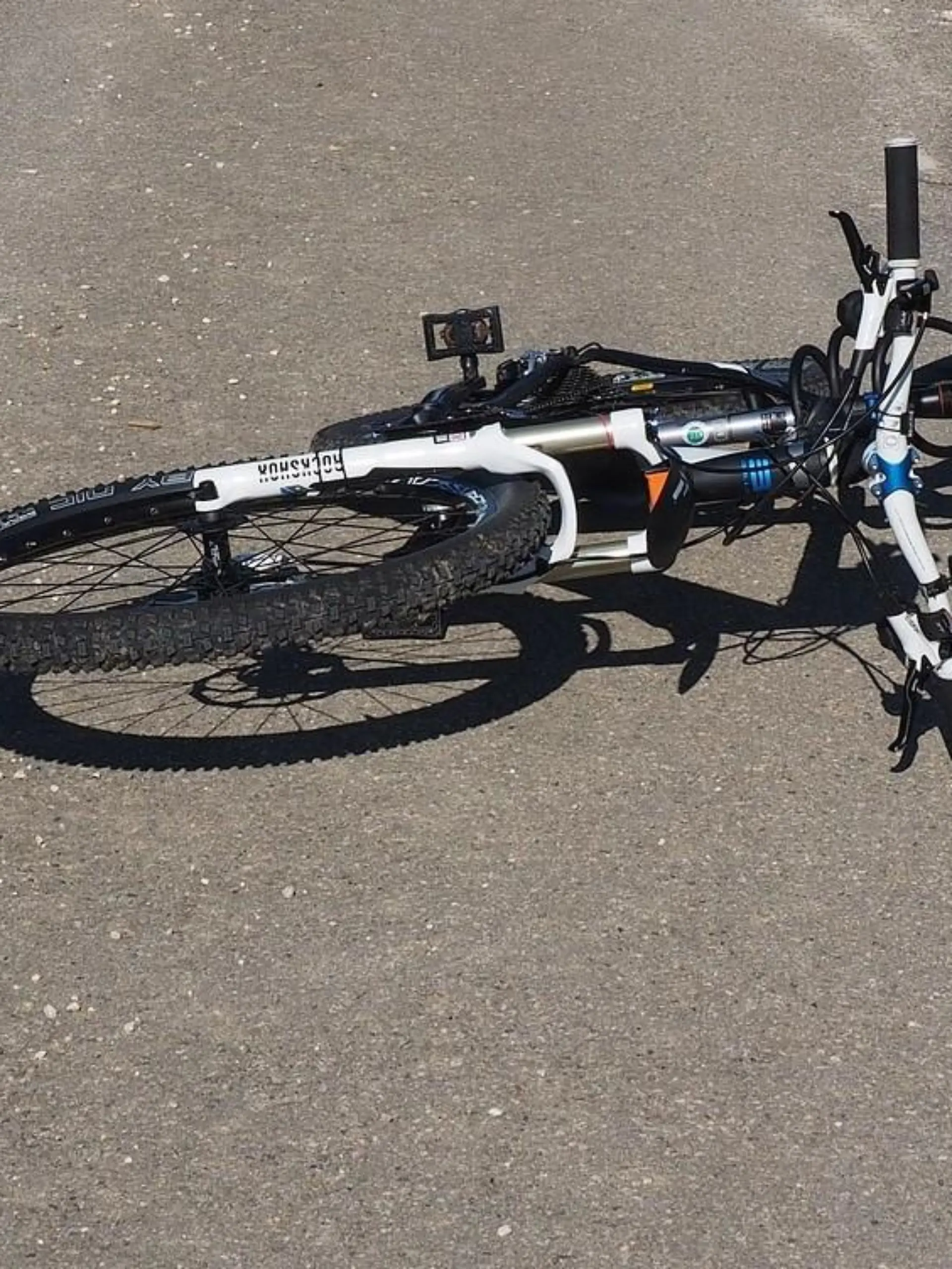 Ein bislang unbekannter Täter schubst einen Jungen von seinem Fahrrad und klaut sein Protemonnaie.