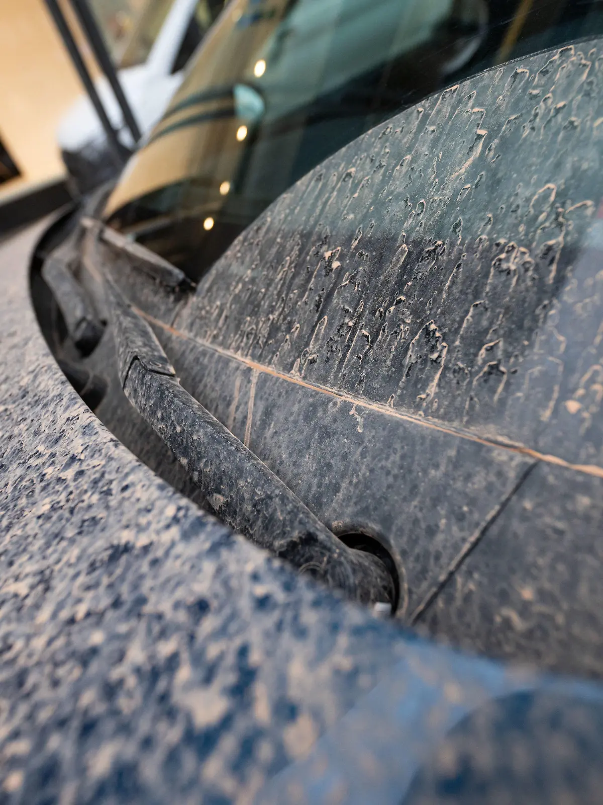16.03.2022, Baden-Württemberg, Stuttgart: Ein Auto ist in der Innenstadt von rötlichem Staub bedeckt. Südwestwinde haben Wüstensand aus der Sahara zu uns geweht. Leichte Niederschläge führen bei der Wetterlage zu «Blutregen», wobei der Sand ausgewaschen wird und sich auf Autos oder Gartenmöbeln niederschlägt. Foto: Marijan Murat/dpa +++ dpa-Bildfunk +++