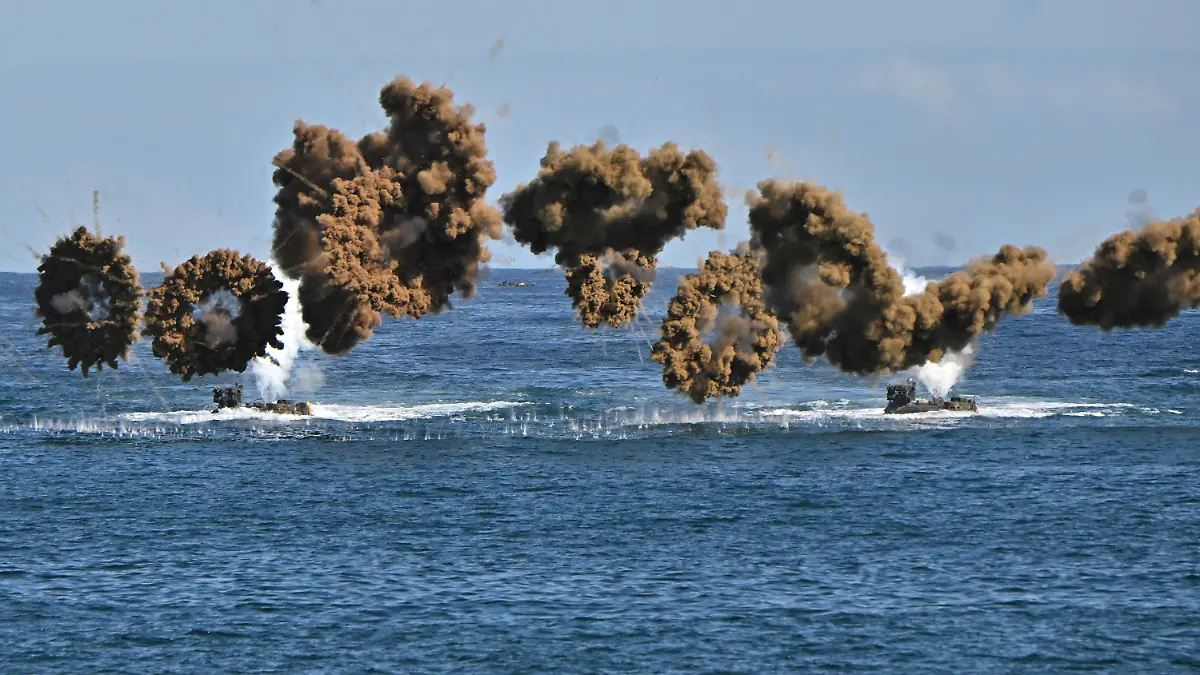 26.10.2022, Südkorea, Pohang: Amphibische Angriffsfahrzeuge der südkoreanischen Marine feuern während einer Landungsoperation im Rahmen der jährlichen Hoguk-Militärübung Rauchgranaten ab. Foto: Jung Yeon-Je/POOL AFP/AP/dpa +++ dpa-Bildfunk +++