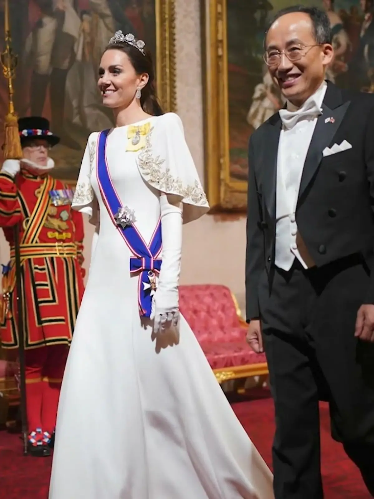 Bild zu: "Prinzessin Kate zieht beim Staatsbankett die Blicke auf sich"
