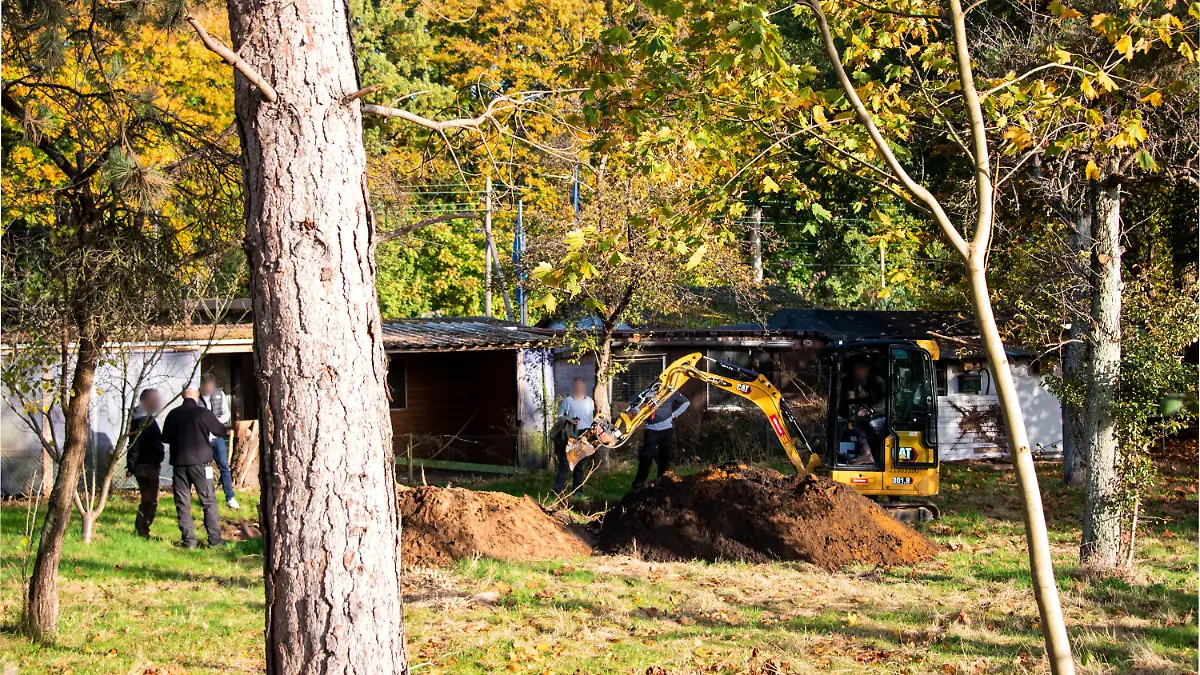 28.10.2022, Hamburg: Mit Hilfe eines Baggers suchen Ermittler im Altonaer Volkspark auf dem Gelände eines Kleingartens nach Spuren zu dem seit 1999 vermissten Mädchen Hilal. Das damals zehnjährige türkische Mädchen wird seit dem 27. Januar 1999 vermisst. Foto: Daniel Bockwoldt/dpa - ACHTUNG: Die Personen wurden auf Wunsch der Polizei gepixelt +++ dpa-Bildfunk +++