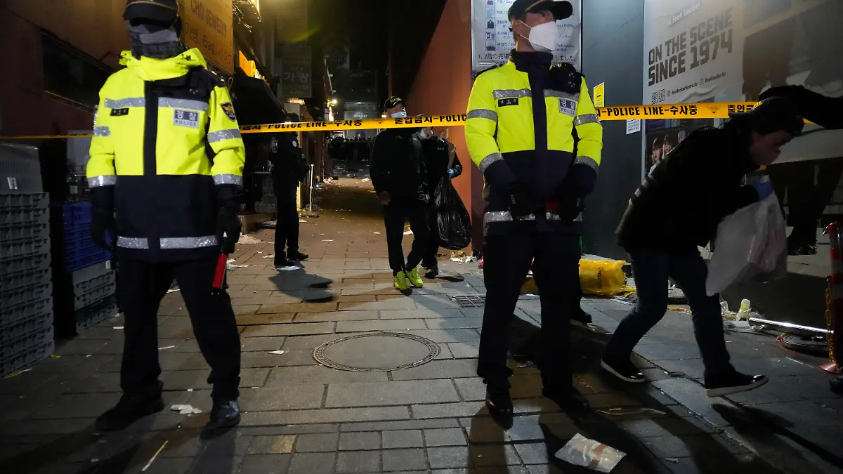 30.10.2022, Südkorea, Seoul: Polizisten stehen in Seoul, Südkorea, Wache an der Stelle, an der es Tote und Verletzte gab, nachdem eine Menge überwiegend junger Menschen, die in Seoul Halloween feierten, in einer engen Gasse eingeklemmt und erdrückt wurde. Foto: Ahn Young-Joon/AP/dpa +++ dpa-Bildfunk +++