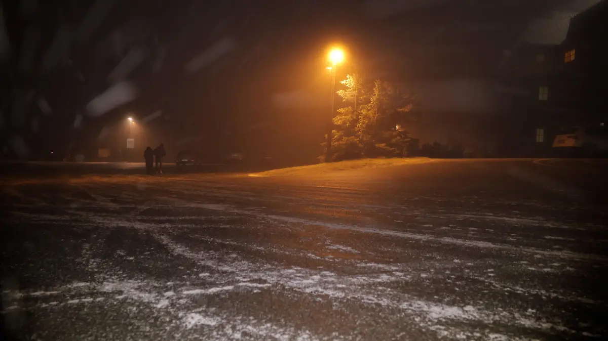 Jetzt schlgt der Winter eiskalt zu. Die Gro§wetterlage stellte sich seit den Dienstagnachmittag grundlegend um. Mit einer nordwestlichen Strmung werden feucht-kalte Luftmassen nach Deutschland gefhrt. Dies fhrt zu Schneefllen in den Mittelgebirgen. Oberhalb von 600 Hhenmetern herrschte seit den Abendstunden Dauerfrost. Eisregen, Schnee und Blitzeis gab es auf dem Fichtelberg. Der Regen gefror bei -2 ¡C. Da wurde der Abendspaziergang ber dem Fichtelberg zur Rutschpartie. Ein dicker Eispanzer legte sich ber den Fahrzeugen. Ein Autofahrer musste mhevoll kratzen. Nur Mithilfe der Fahrzeugwrme taute sein Fahrzeug so langsam auf. Neben Eisregen gab es einen bigen Nordwind. Verwehungen gab es auf dem Plateau. Touristen waren am Abend dick eingemummelt, selbst ein kleiner Hund wurde eingepackt. Der Frhwinter ist da und am Wochenende gibt es eine richtige Schneepackung fr die Mittelgebirge.