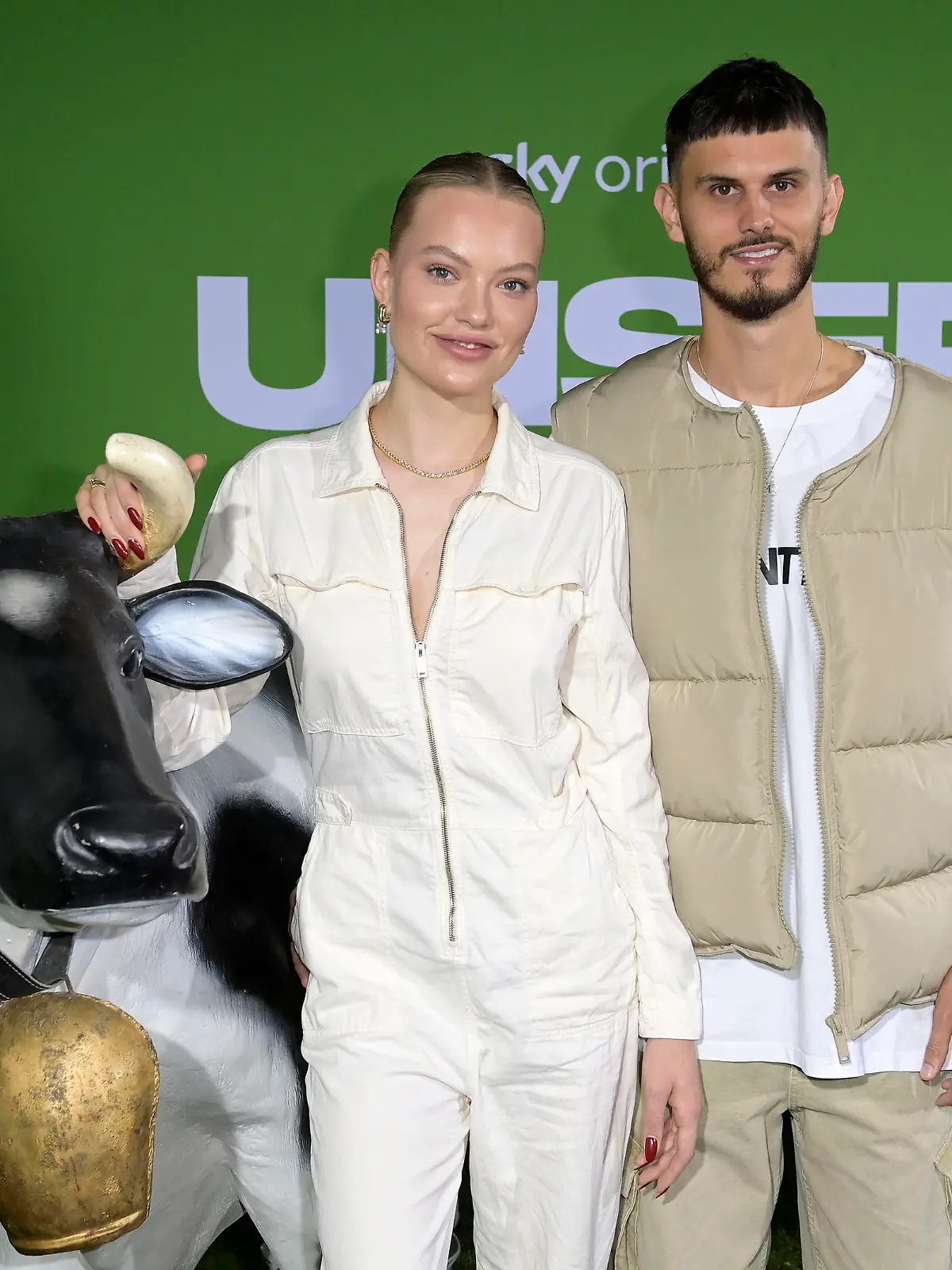 Cheyenne Ochsenknecht und Ehemann Nino Sifkovits beim Fototermin der Sky OriginalReality-Dokumentation 'Unser Hof - Mit Cheyenne und Nino' im Old Smithy's Dizzle. Berlin, 21.11.2023