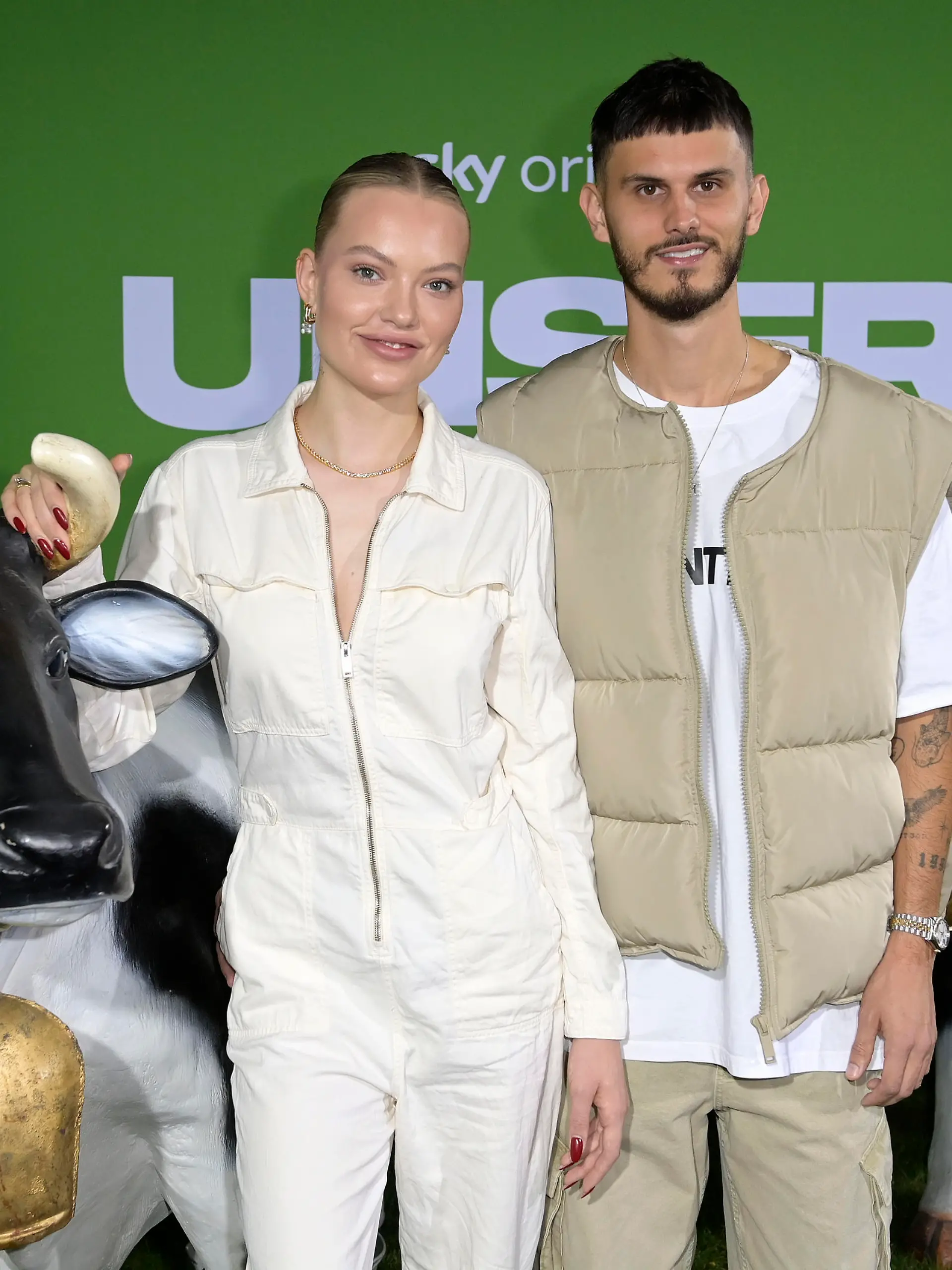 Cheyenne Ochsenknecht und Ehemann Nino Sifkovits beim Fototermin der Sky OriginalReality-Dokumentation 'Unser Hof - Mit Cheyenne und Nino' im Old Smithy's Dizzle. Berlin, 21.11.2023