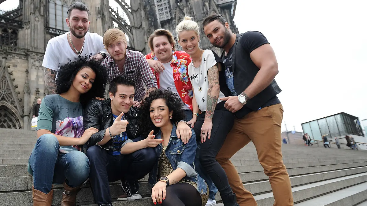 Die Darsteller von Alex Kowalski, Max Hofstetter, Jan Bremer, Meike Weber und Diego Cortez (hinten l-r) und Samantha Berger, Marvin Kunze und Joleen Daatis (vorn l-r) posieren am 23.11.2012 in Köln (Nordrhein-Westfalen) bei einem Fototermin zur neuen RTL Soap "Köln 50667". Die Serie soll am 07.01.2013 zum ersten Mal bei RTL II zu sehen sein. Foto: Henning Kaiser/dpa (Redaktionshinweis: RTL II veröffentlicht die Namen der Darsteller nicht)