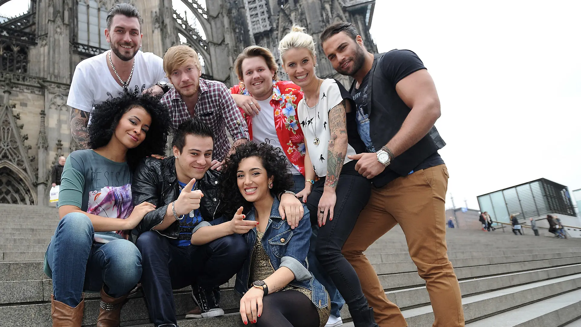 Die Darsteller von Alex Kowalski, Max Hofstetter, Jan Bremer, Meike Weber und Diego Cortez (hinten l-r) und Samantha Berger, Marvin Kunze und Joleen Daatis (vorn l-r) posieren am 23.11.2012 in Köln (Nordrhein-Westfalen) bei einem Fototermin zur neuen RTL Soap "Köln 50667". Die Serie soll am 07.01.2013 zum ersten Mal bei RTL II zu sehen sein. Foto: Henning Kaiser/dpa (Redaktionshinweis: RTL II veröffentlicht die Namen der Darsteller nicht)