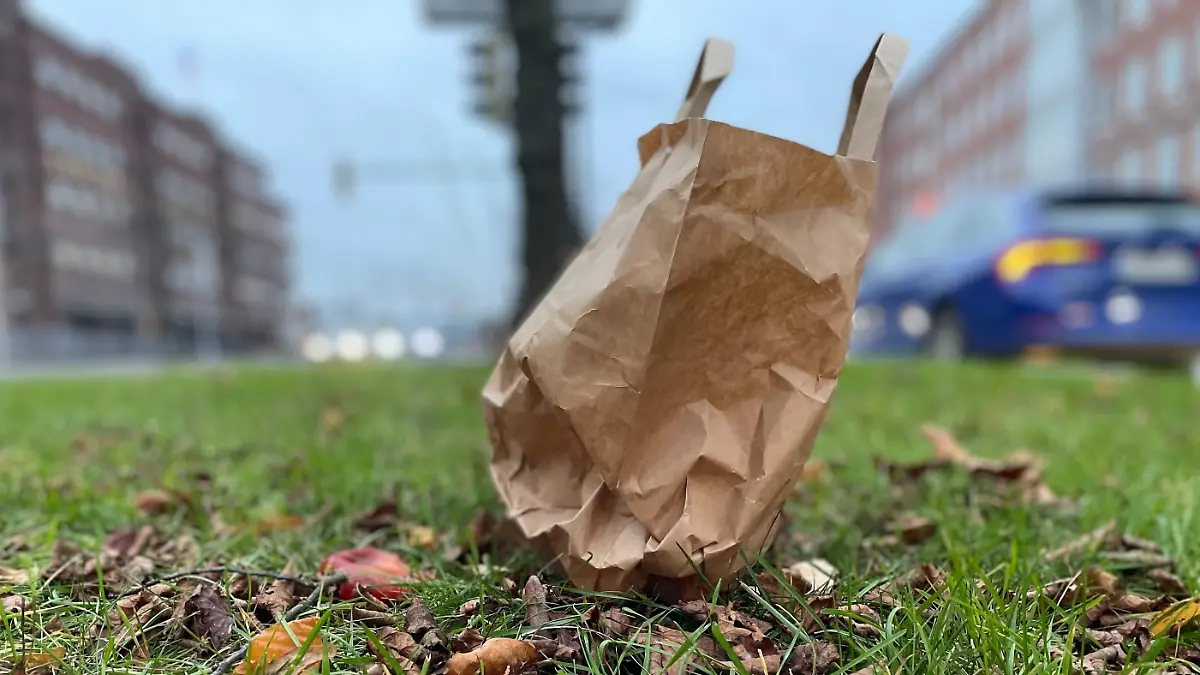 Am Straßenrand fällt den Ermittlern eine verdächtige Tüte auf. (Symbolbild)