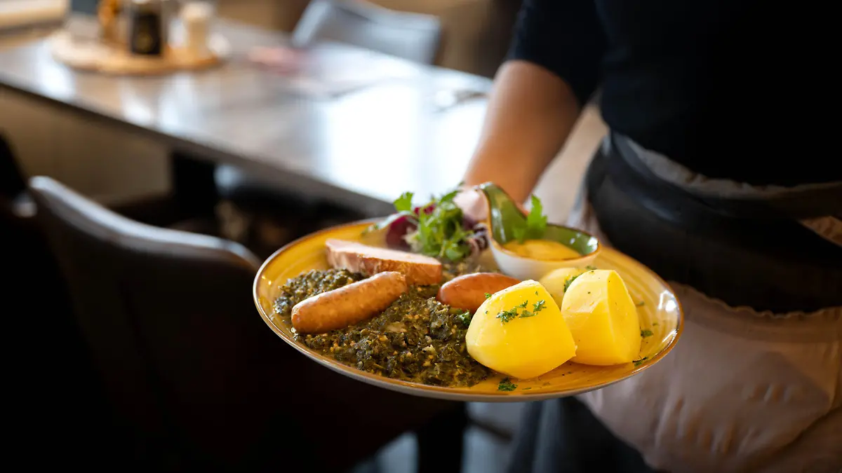 20.11.2023, Niedersachsen, Wilhelmshaven: Essen wird in einem Restaurant serviert. Der Hotel- und Gaststättenverband Dehoga in Niedersachsen sieht eine Chance, dass die Rückkehr zum normalen Mehrwertsteuersatz auf Restaurant-Essen doch noch abgewendet werden könnte. Die Bundesregierung hatte sich nach Angaben der Chefhaushälter von SPD, Grünen und FDP darauf verständigt, dass auf Speisen in der Gastronomie von Januar an wieder eine Umsatzsteuer von 19 Prozent statt 7 Prozent gilt. Foto: Sina Schuldt/dpa +++ dpa-Bildfunk +++