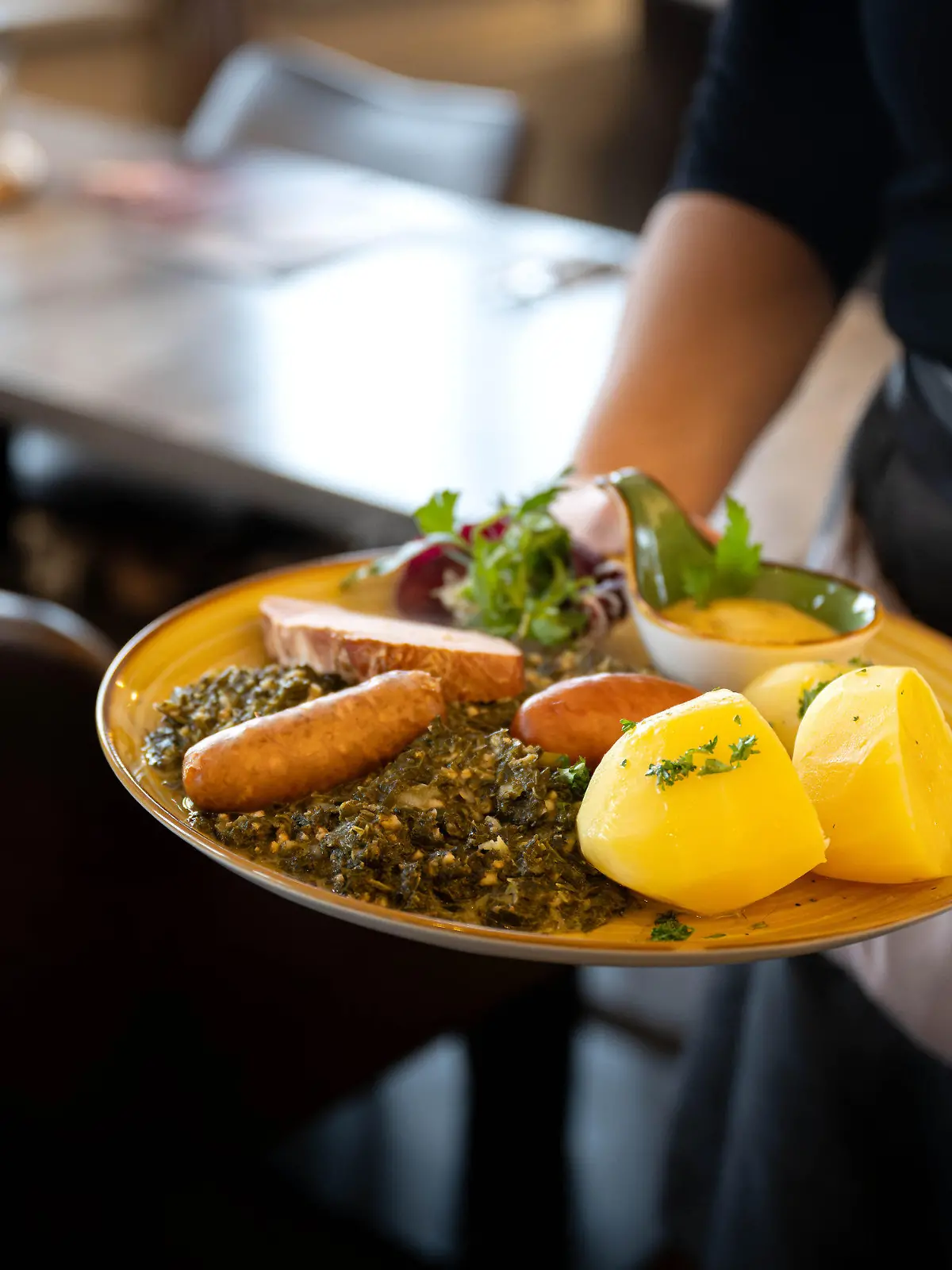 20.11.2023, Niedersachsen, Wilhelmshaven: Essen wird in einem Restaurant serviert. Der Hotel- und Gaststättenverband Dehoga in Niedersachsen sieht eine Chance, dass die Rückkehr zum normalen Mehrwertsteuersatz auf Restaurant-Essen doch noch abgewendet werden könnte. Die Bundesregierung hatte sich nach Angaben der Chefhaushälter von SPD, Grünen und FDP darauf verständigt, dass auf Speisen in der Gastronomie von Januar an wieder eine Umsatzsteuer von 19 Prozent statt 7 Prozent gilt. Foto: Sina Schuldt/dpa +++ dpa-Bildfunk +++