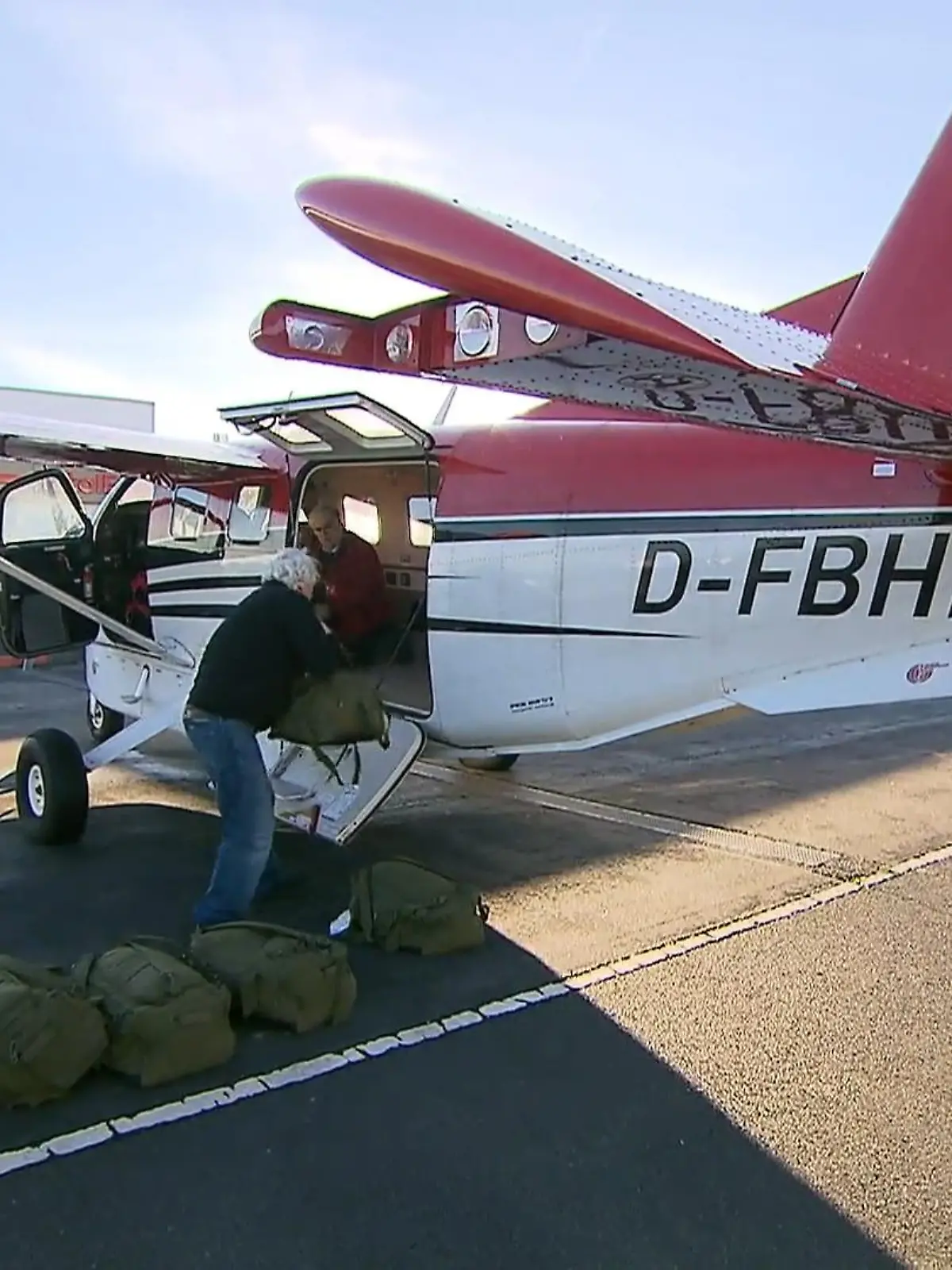 Bild zu: "Piloten liefern Equipment"