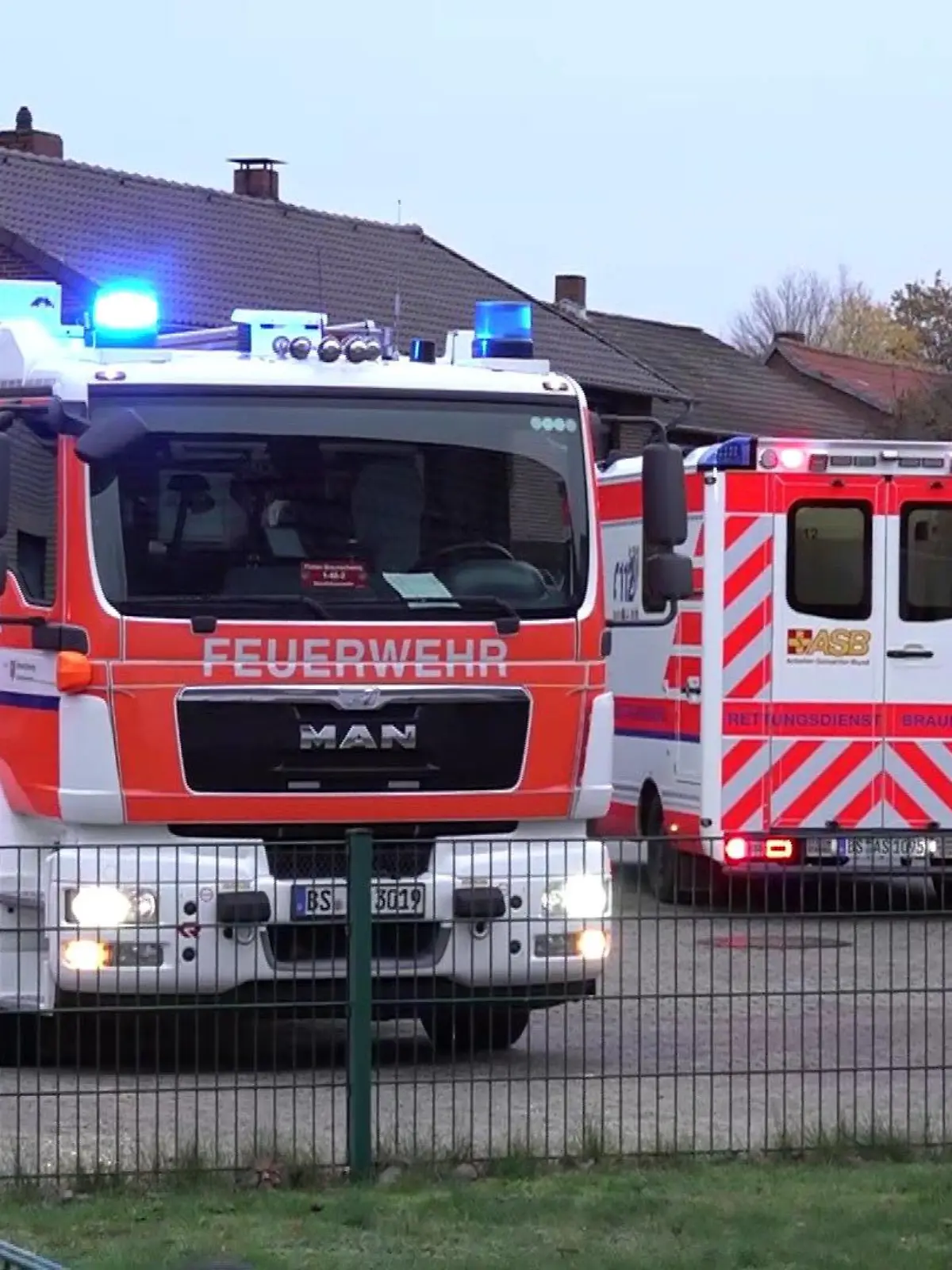 Im Braunschweiger Stadtteil Wenden kann die Feuerwehr ein Ehepaar und ihre drei Hunde nur noch tot bergen.