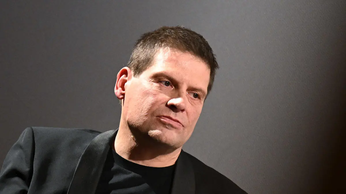 22.11.2023, Bayern, München: Der ehemalige Radprofi Jan Ullrich sitzt nach der Vorstellung seiner Dokumentation ·Jan Ullrich - Der Gejagte· im Filmtheater Sendlinger Tor auf der Bühne. Ab dem 28. November 2023 ist die mehrteiligen Serie bei Amazon Prime zu sehen. Foto: Angelika Warmuth/dpa +++ dpa-Bildfunk +++