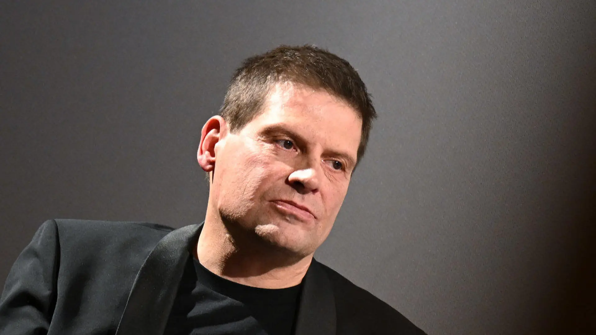 22.11.2023, Bayern, München: Der ehemalige Radprofi Jan Ullrich sitzt nach der Vorstellung seiner Dokumentation ·Jan Ullrich - Der Gejagte· im Filmtheater Sendlinger Tor auf der Bühne. Ab dem 28. November 2023 ist die mehrteiligen Serie bei Amazon Prime zu sehen. Foto: Angelika Warmuth/dpa +++ dpa-Bildfunk +++