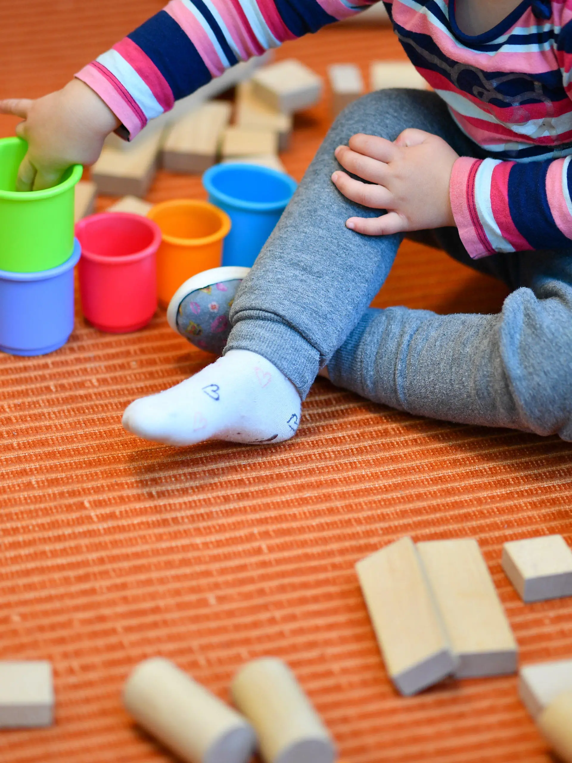 ARCHIV - 20.10.2017, Rheinland-Pfalz, Mannheim: Ein Mädchen spielt in einer Kita mit bunten Bechern und Bauklötzen. (Zu dpa «Kita-Fachkräfteverband stellt Umfrage zu neuem Gesetz vor») Foto: Uwe Anspach/dpa +++ dpa-Bildfunk +++