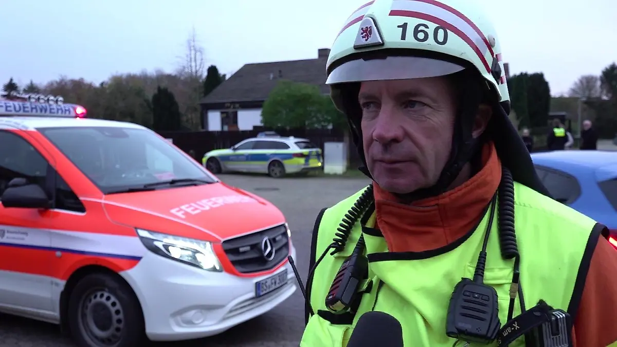André Völzke ist am Mittwoch als Einsatzleiter der Feuerwehr Braunschweig am Einsatzort.
